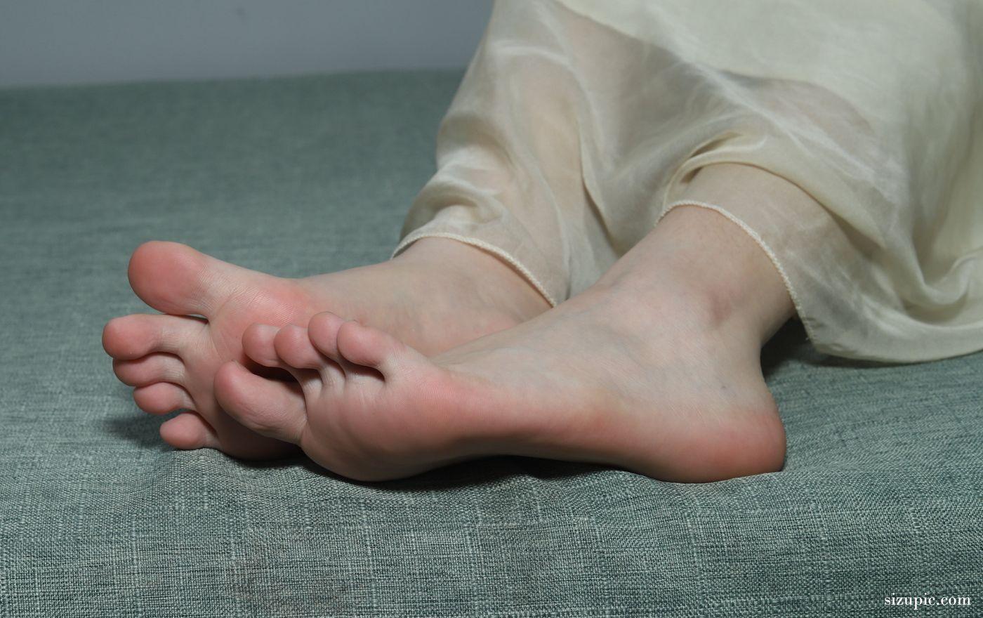 [Pary学生模拍] 041 彩欣穿上可爱裙子展示美脚 [35P]插图5