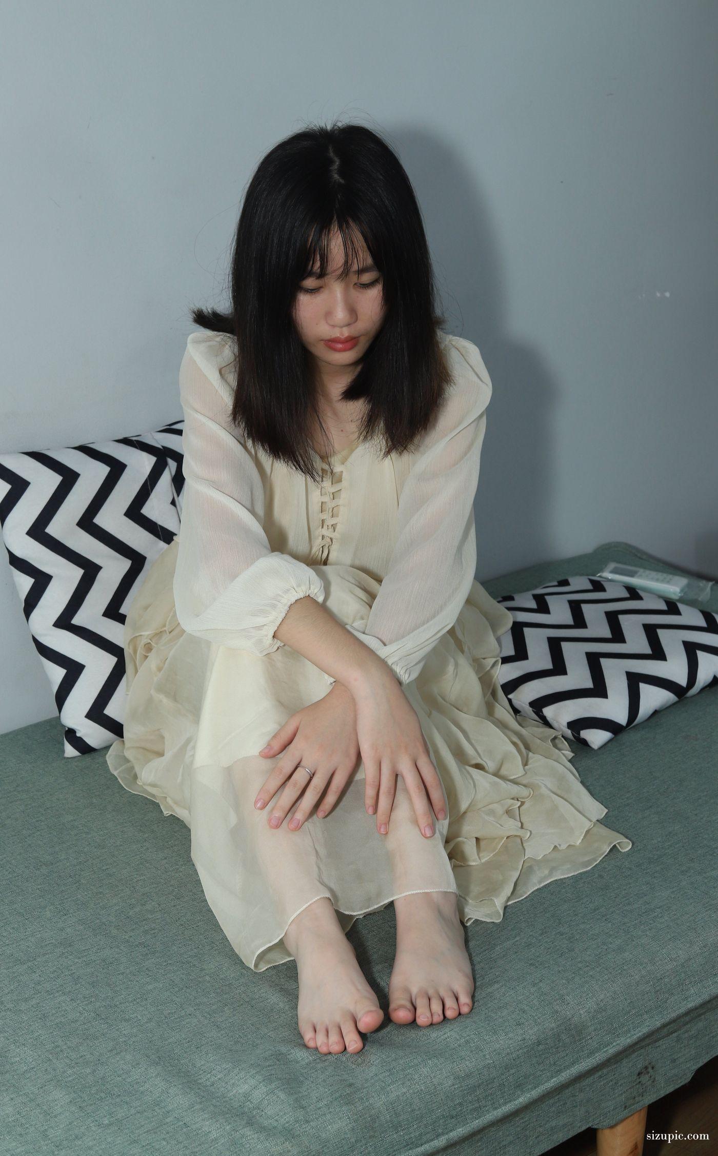 [Pary学生模拍] 041 彩欣穿上可爱裙子展示美脚 [35P]插图2