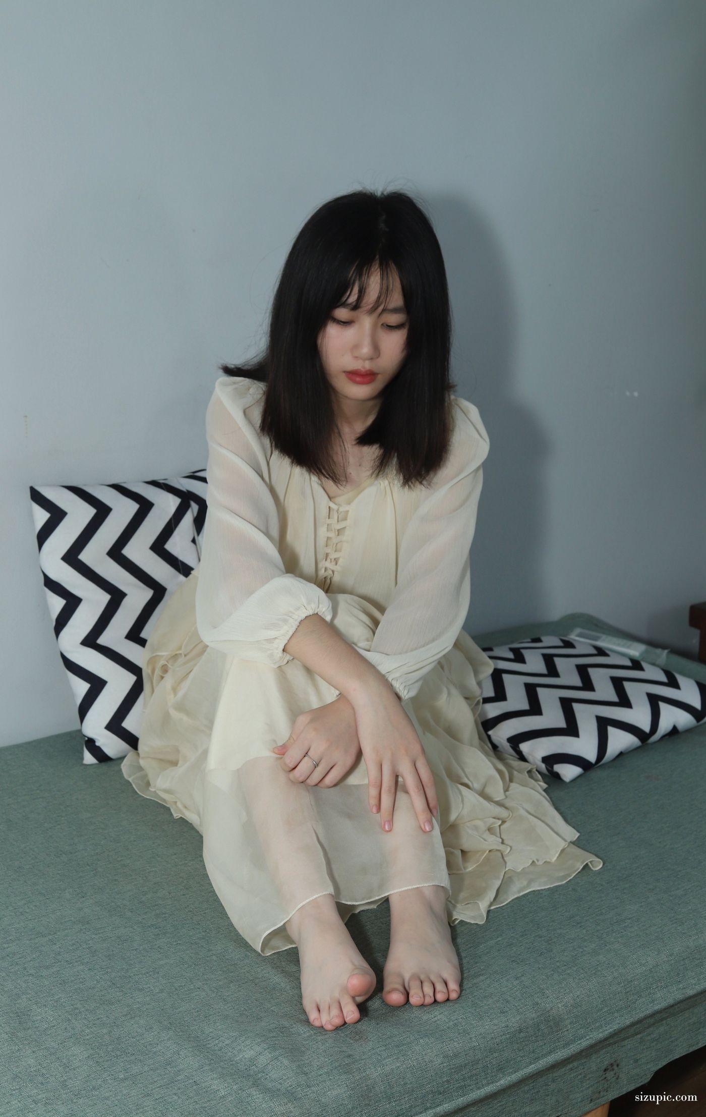 [Pary学生模拍] 041 彩欣穿上可爱裙子展示美脚 [35P]插图3