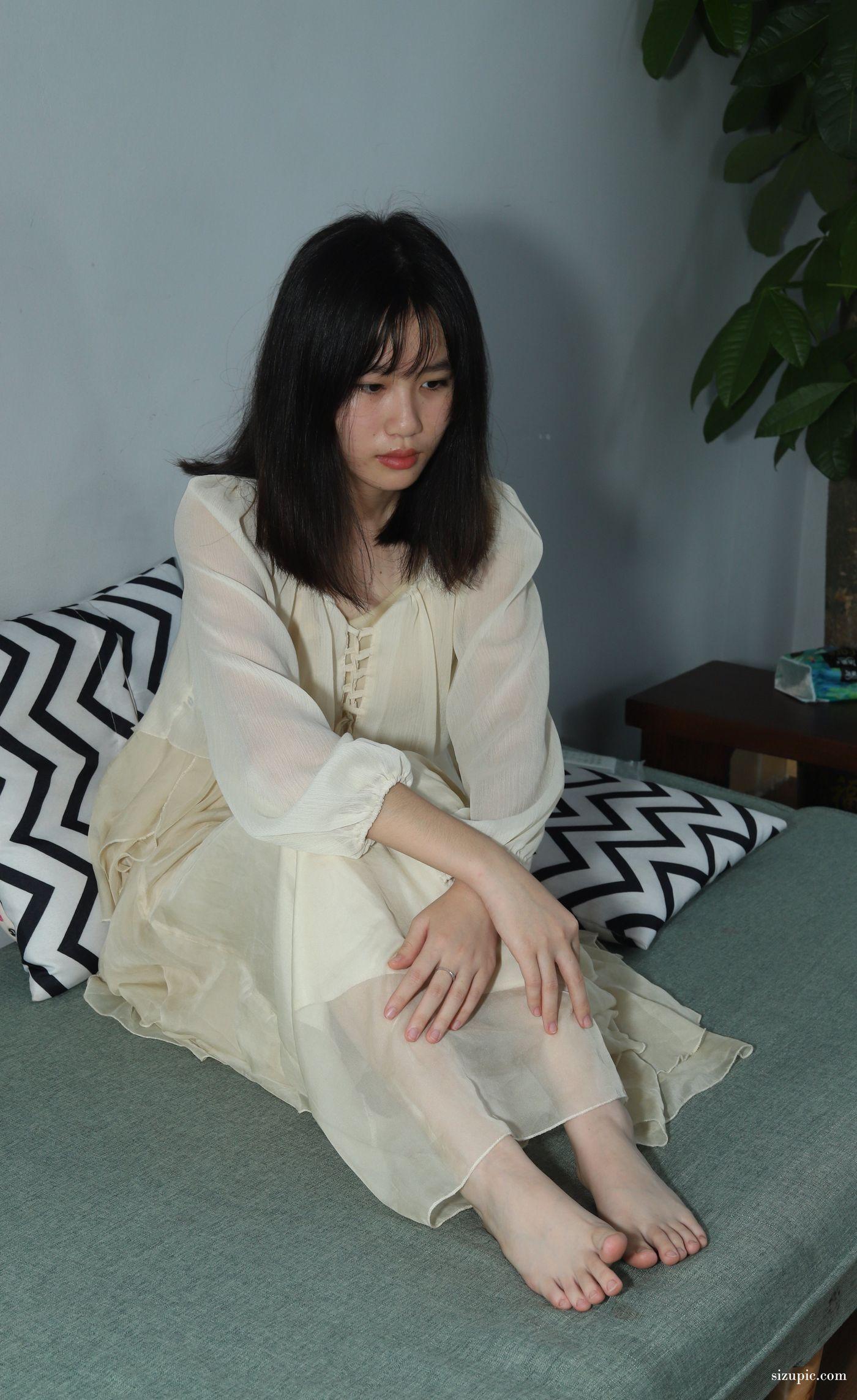 [Pary学生模拍] 041 彩欣穿上可爱裙子展示美脚 [35P]插图4