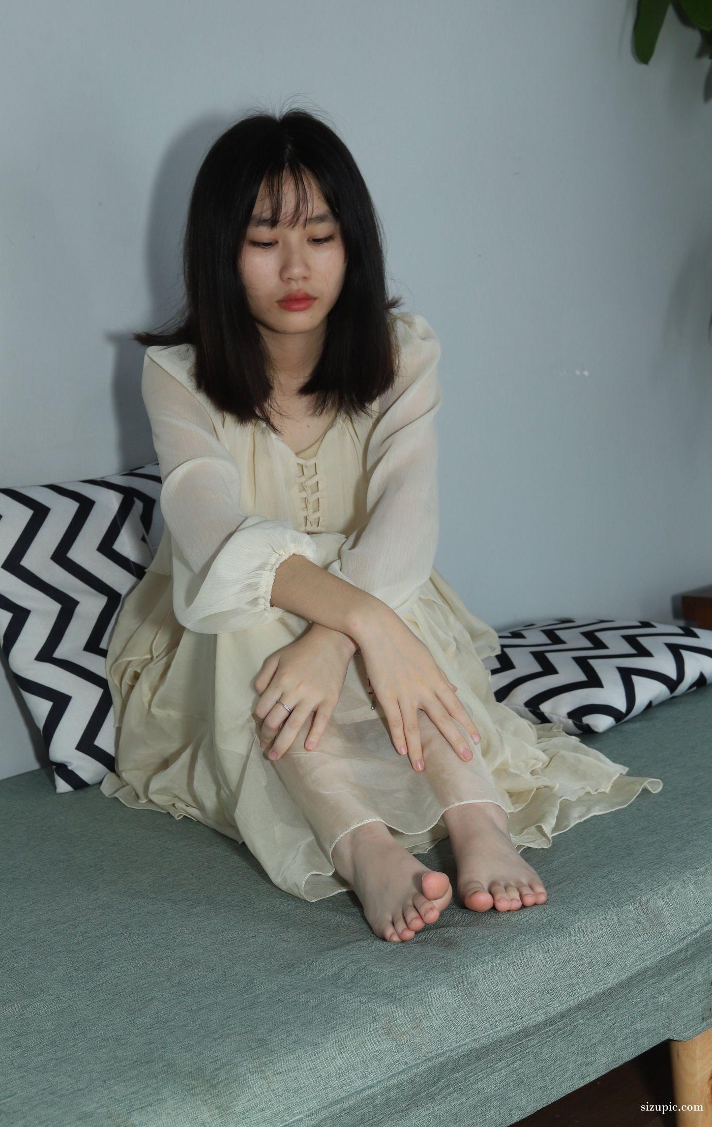 [Pary学生模拍] 041 彩欣穿上可爱裙子展示美脚 [35P]插图5