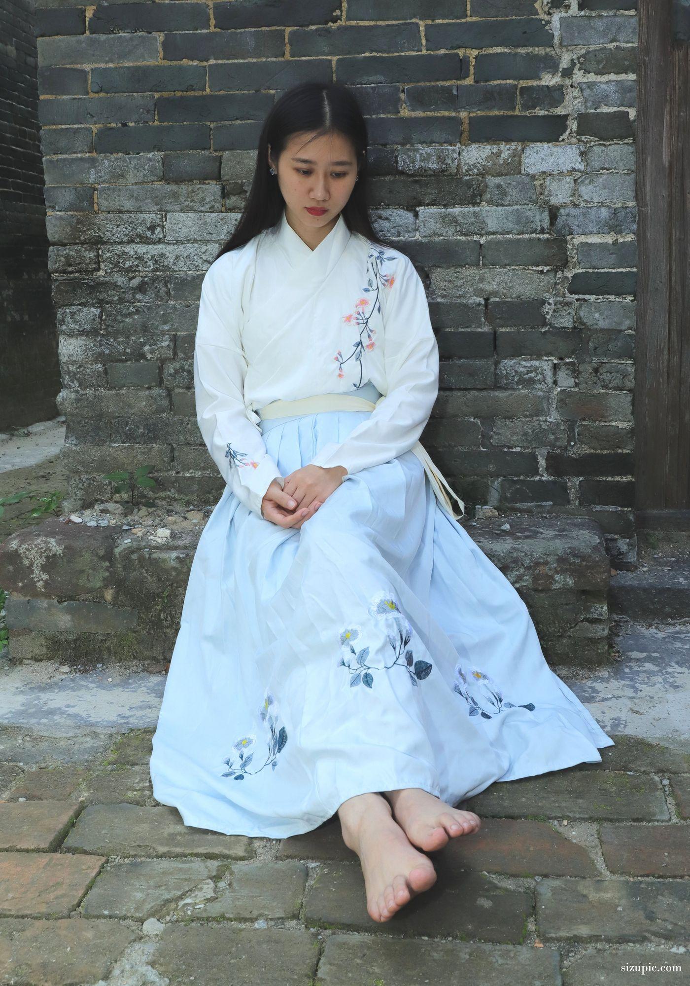 [Pary学生模拍] 049 极品美女小芳穿上汉服古镇赤脚 [138P]插图5