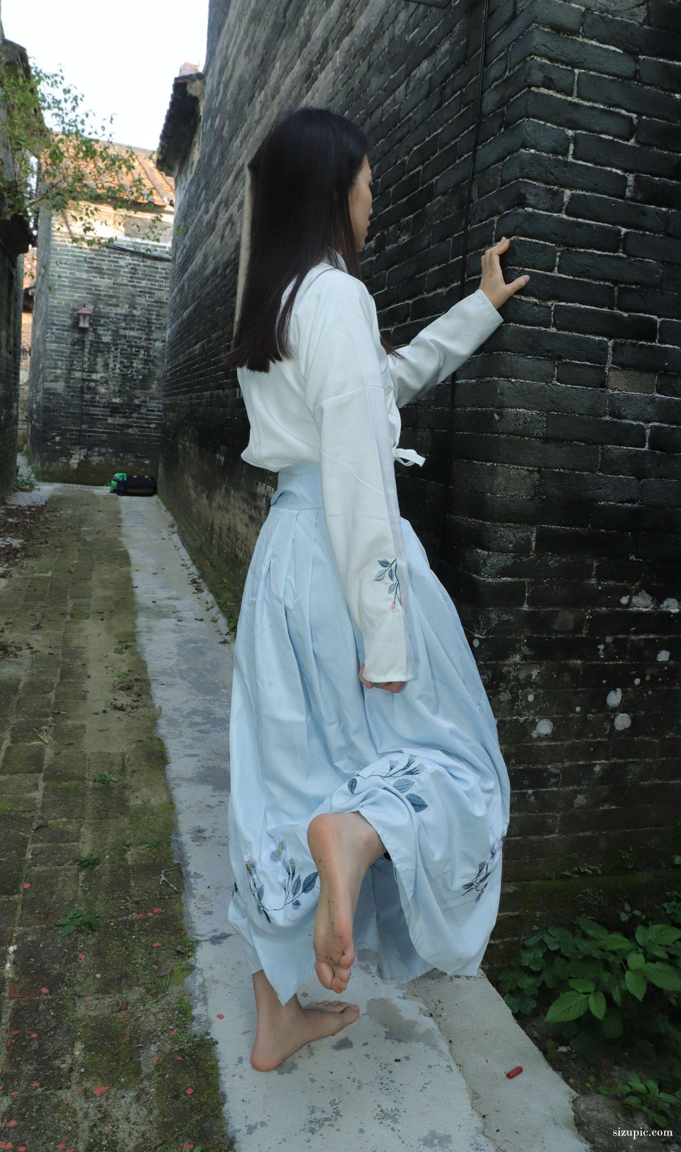 [Pary学生模拍] 049 极品美女小芳穿上汉服古镇赤脚 [138P]插图1