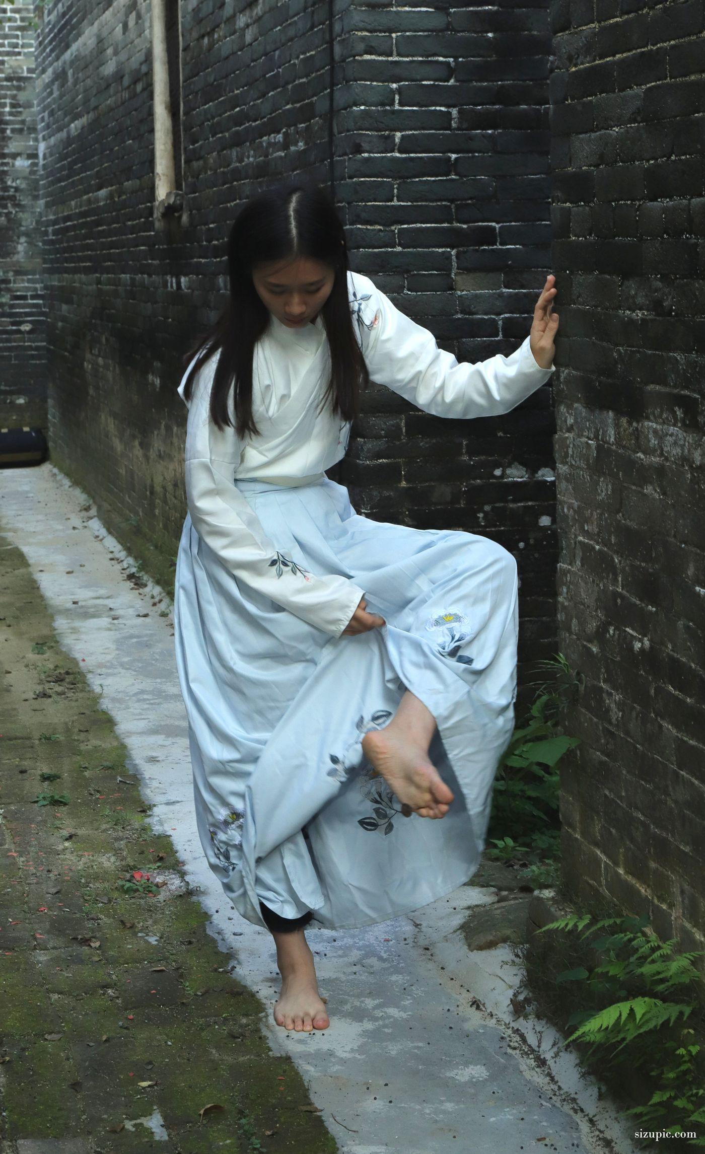 [Pary学生模拍] 049 极品美女小芳穿上汉服古镇赤脚 [138P]插图8