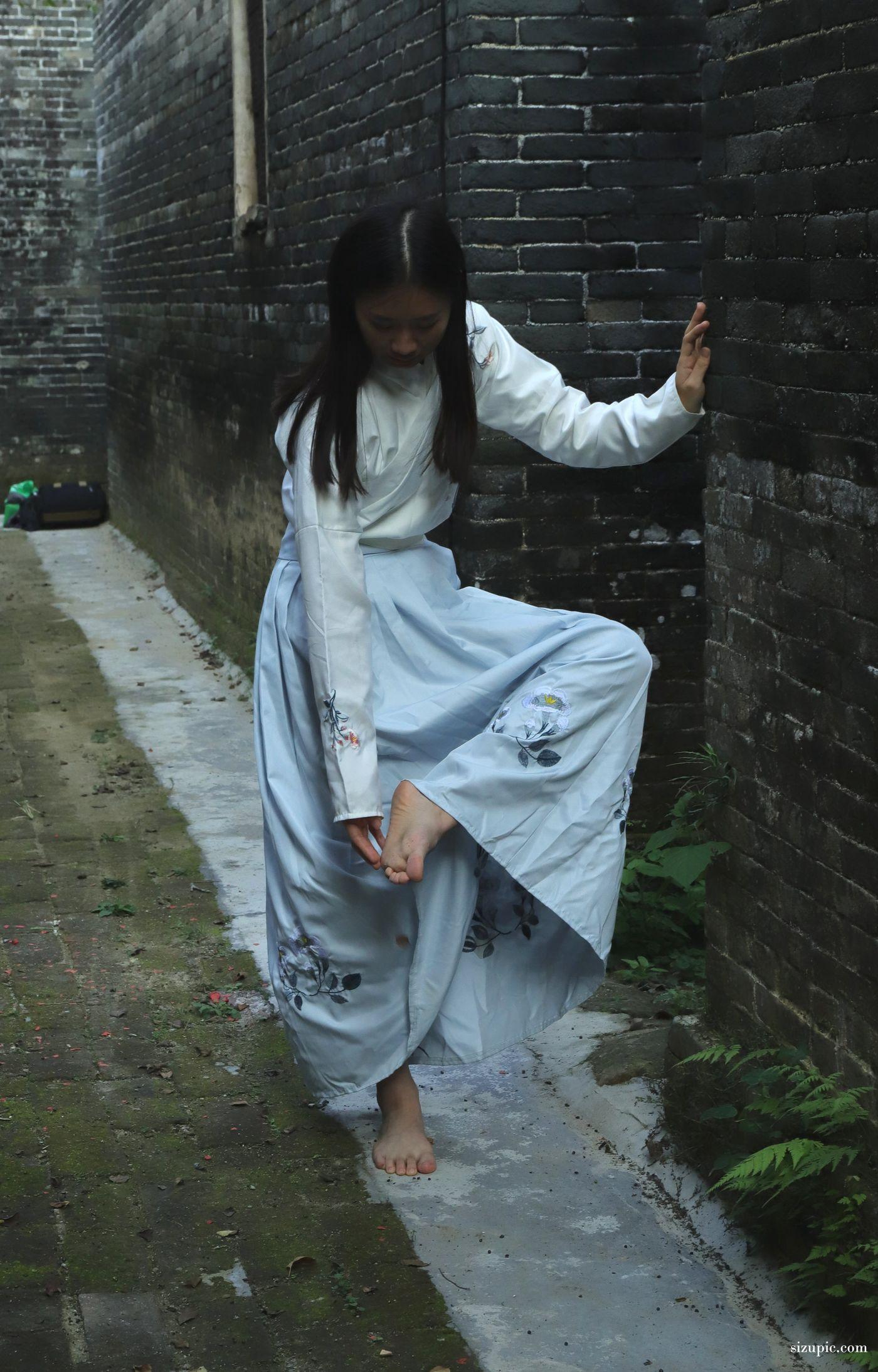 [Pary学生模拍] 049 极品美女小芳穿上汉服古镇赤脚 [138P]插图9