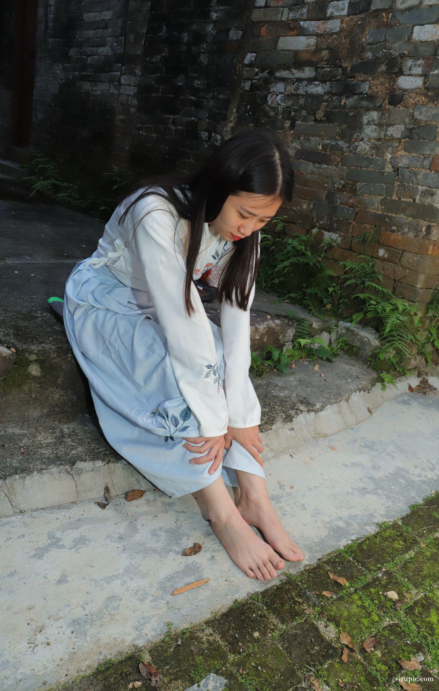 [Pary学生模拍] 049 极品美女小芳穿上汉服古镇赤脚 [138P]插图5