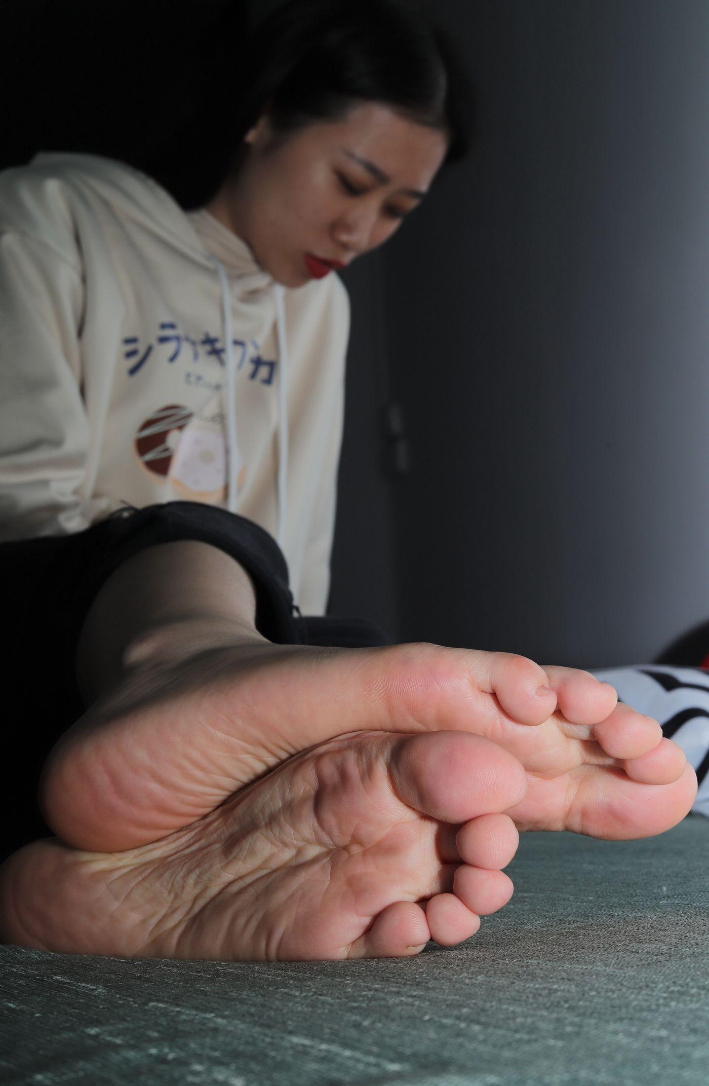 [Pary学生模拍] 015 极品美女小芳第一季超近距离拍摄脚底 [64P]插图3