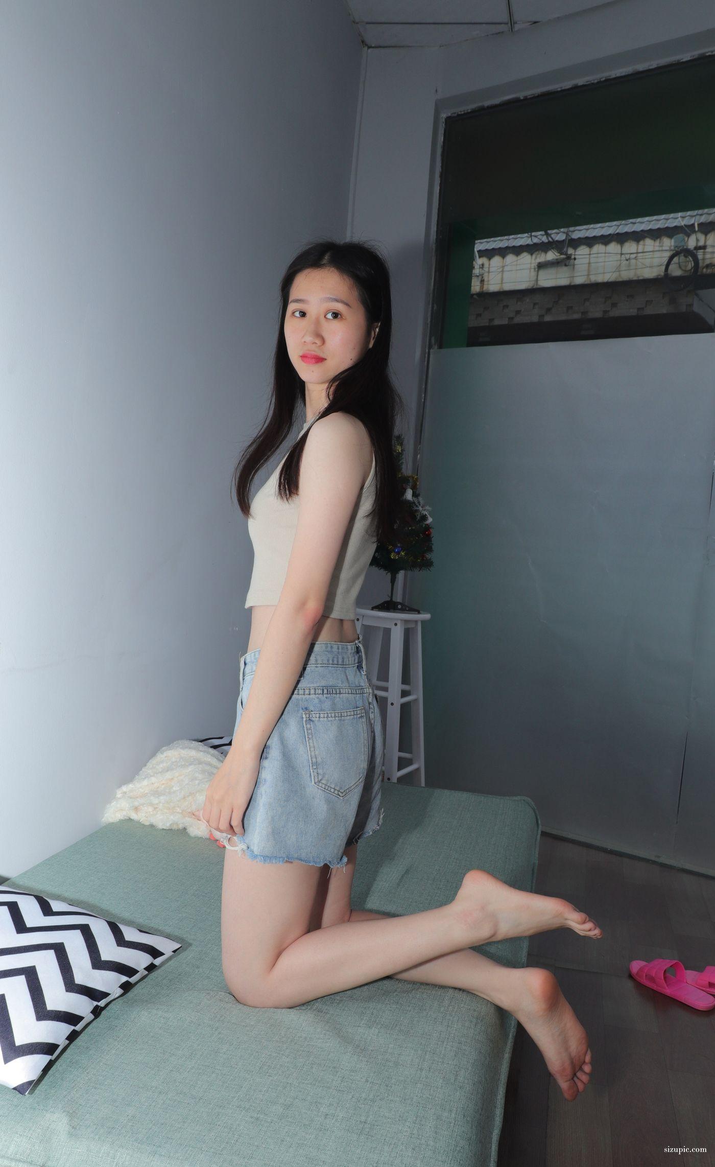 [Pary学生模拍] 007 极品美女小芳大冬天穿上性感吊带展示美脚 [134P]插图1