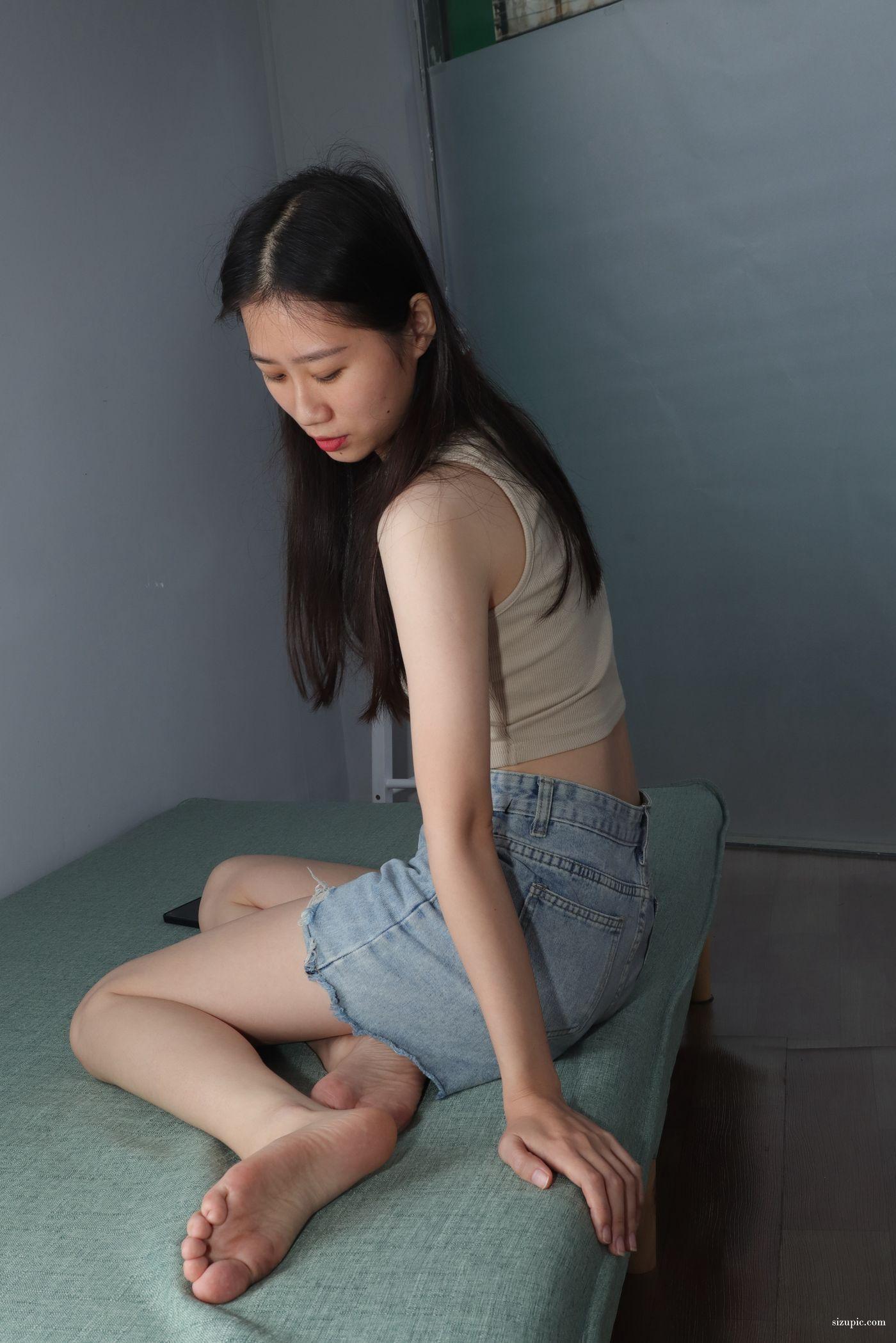[Pary学生模拍] 007 极品美女小芳大冬天穿上性感吊带展示美脚 [134P]插图6