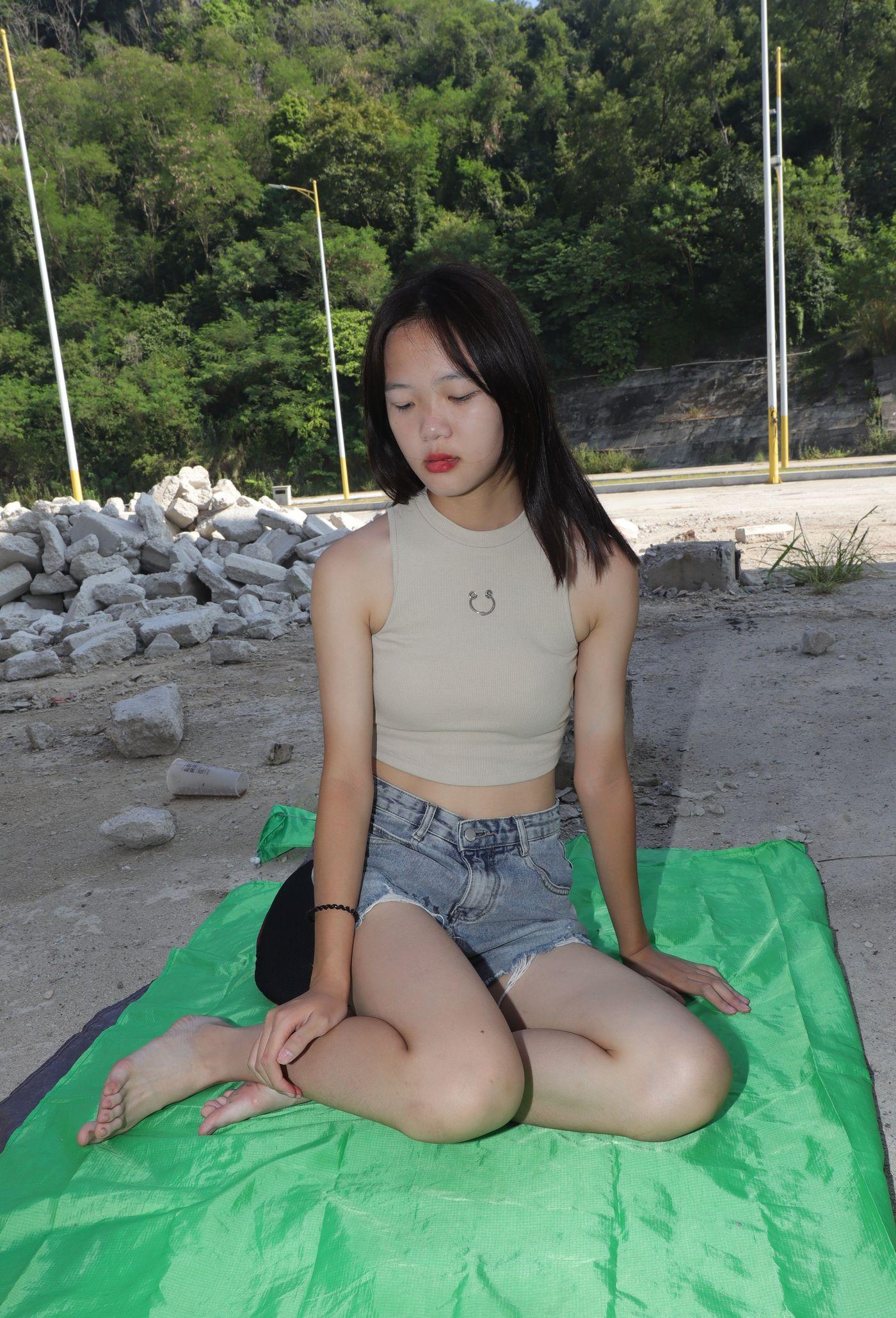 [Pary学生模拍] 021 极品美女校花思思全程赤脚拍照后亮出脏脚底 [96P]插图