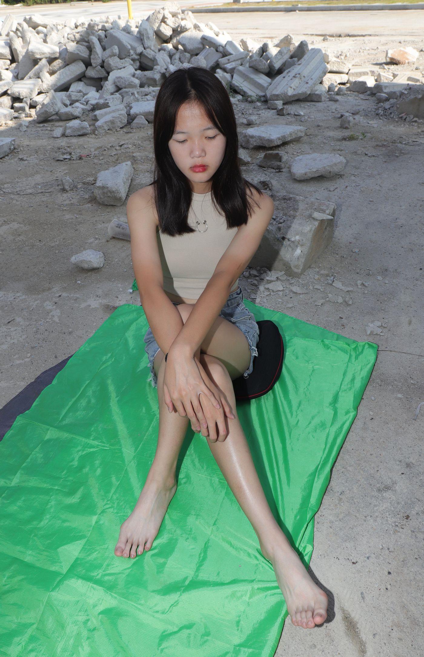 [Pary学生模拍] 021 极品美女校花思思全程赤脚拍照后亮出脏脚底 [96P]插图2