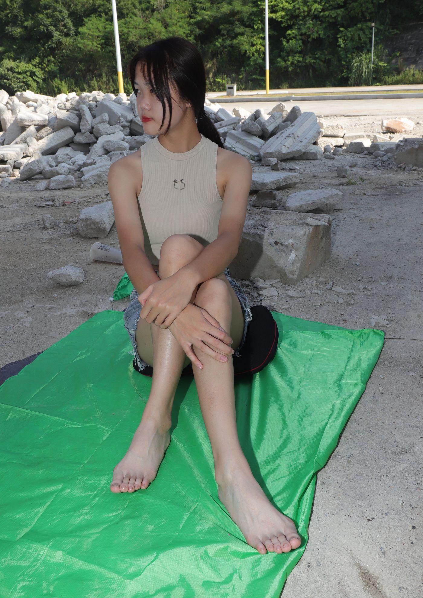 [Pary学生模拍] 021 极品美女校花思思全程赤脚拍照后亮出脏脚底 [96P]插图4