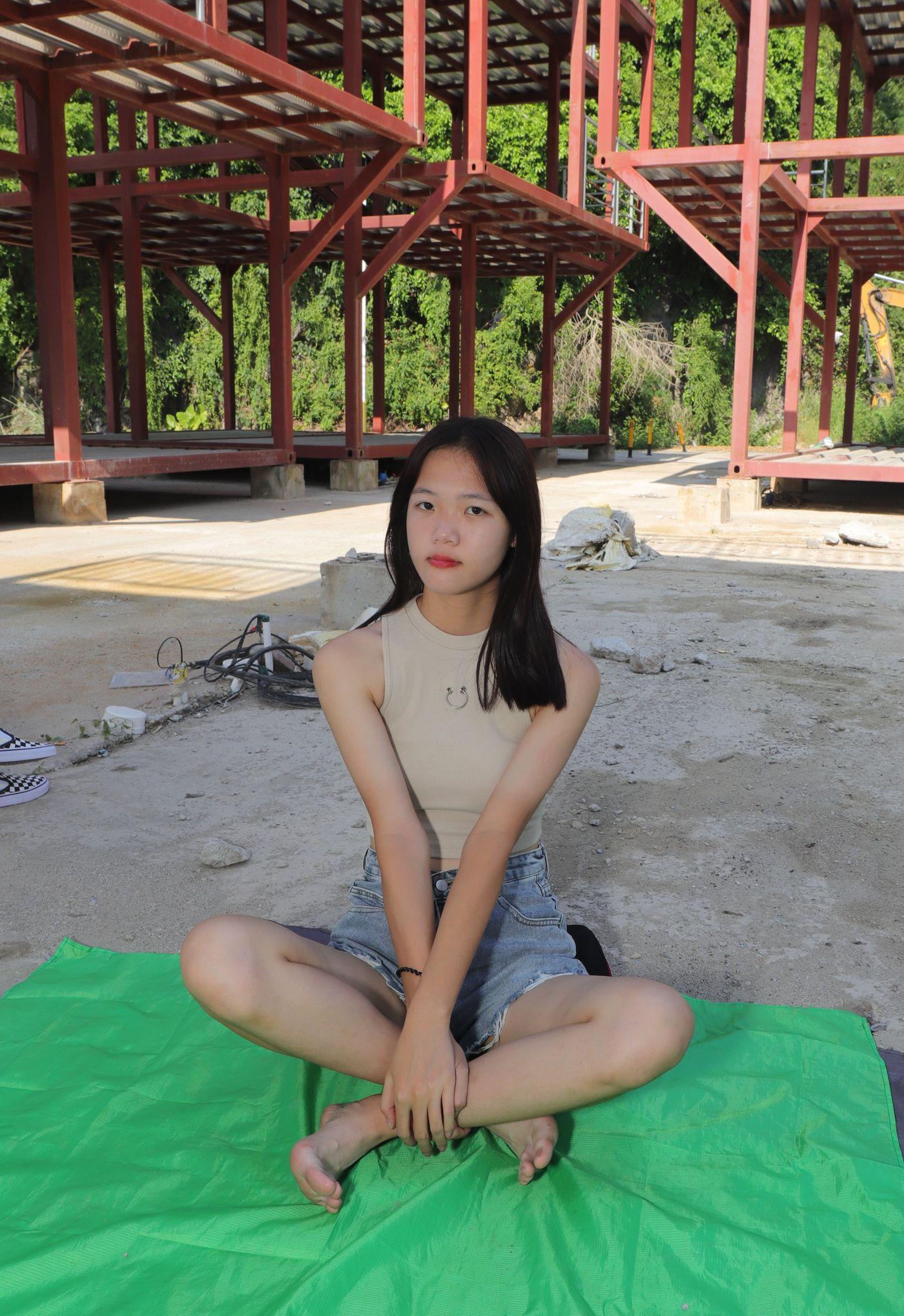 [Pary学生模拍] 021 极品美女校花思思全程赤脚拍照后亮出脏脚底 [96P]插图5