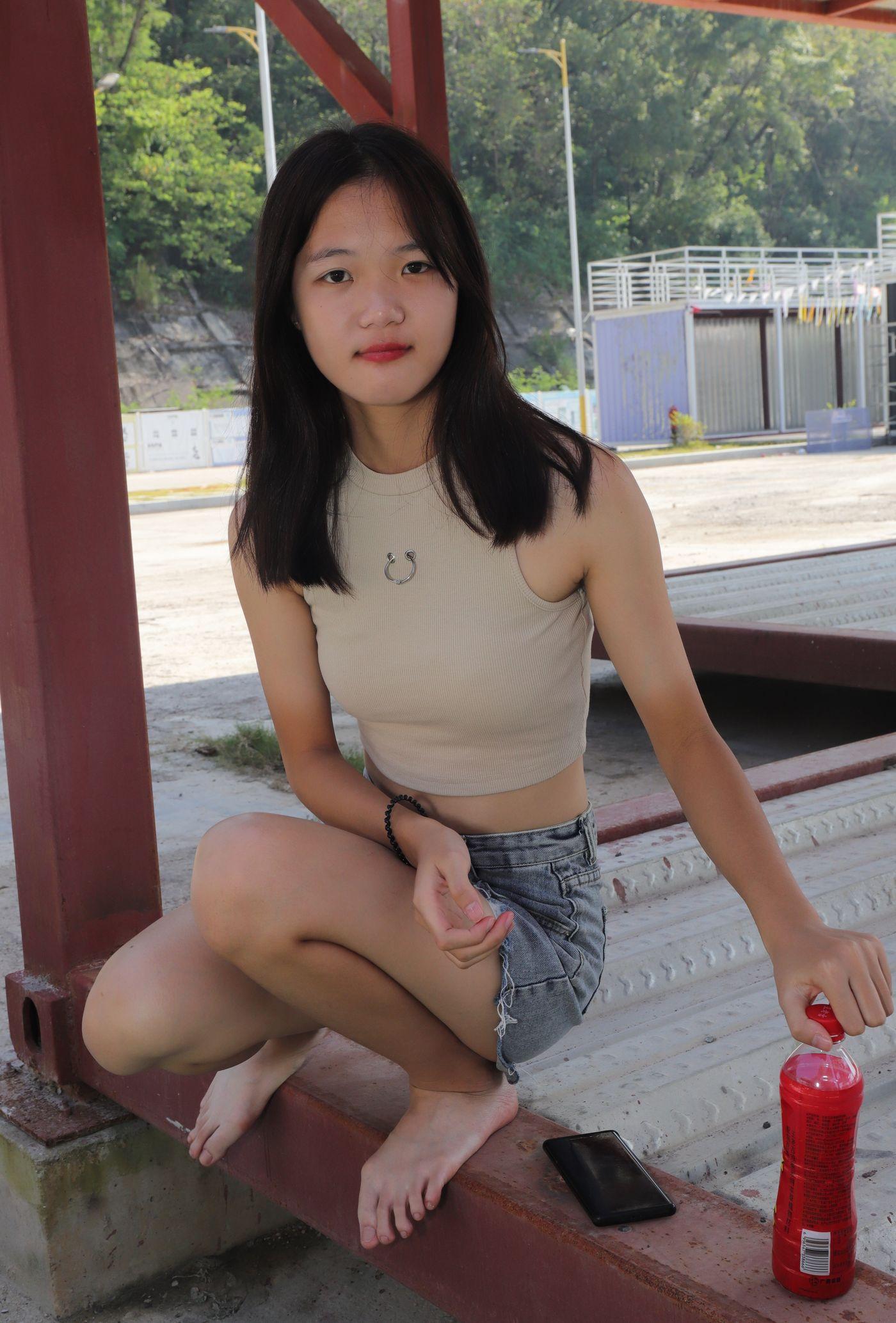 [Pary学生模拍] 021 极品美女校花思思全程赤脚拍照后亮出脏脚底 [96P]插图4