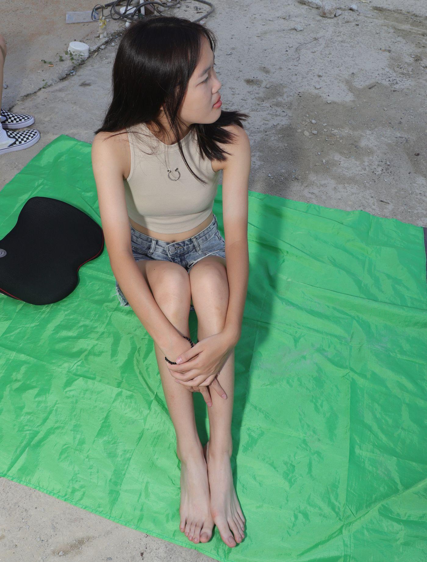 [Pary学生模拍] 021 极品美女校花思思全程赤脚拍照后亮出脏脚底 [96P]插图5