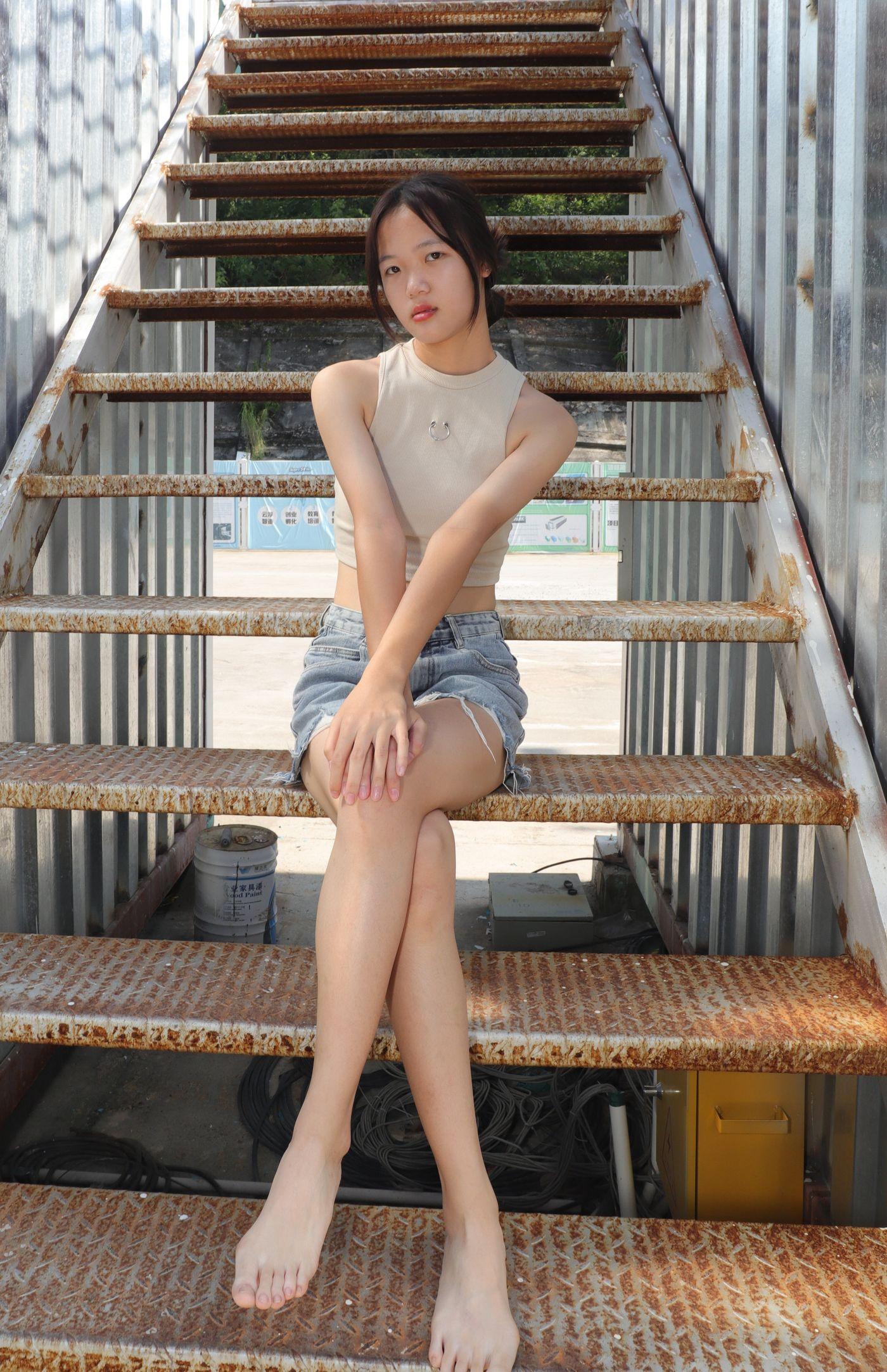 [Pary学生模拍] 021 极品美女校花思思全程赤脚拍照后亮出脏脚底 [96P]插图6