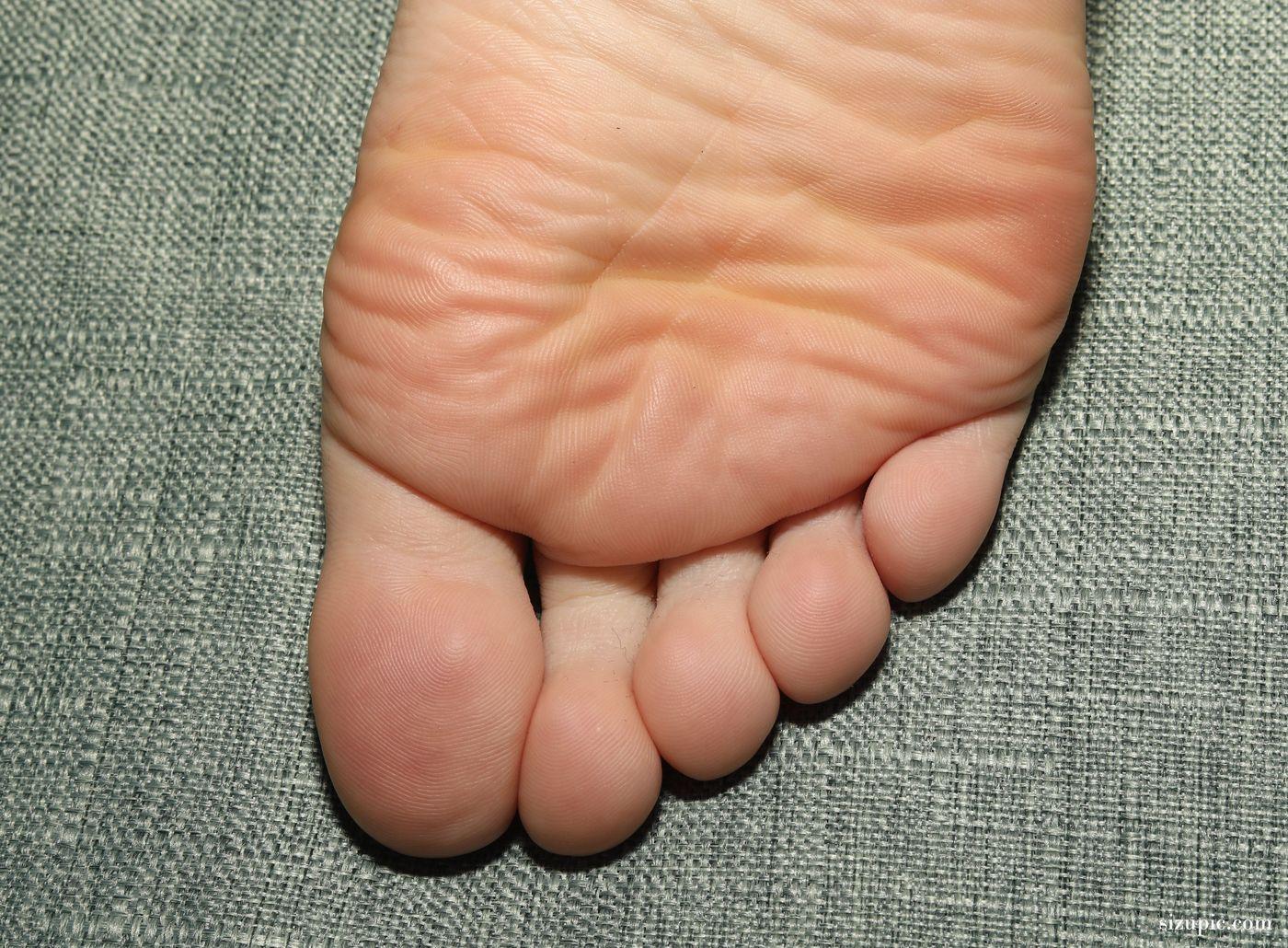 [Pary学生模拍] 046 大美女琪琪脚底大餐，近距离脚底特写，汗腺清晰可见 [96P]插图6