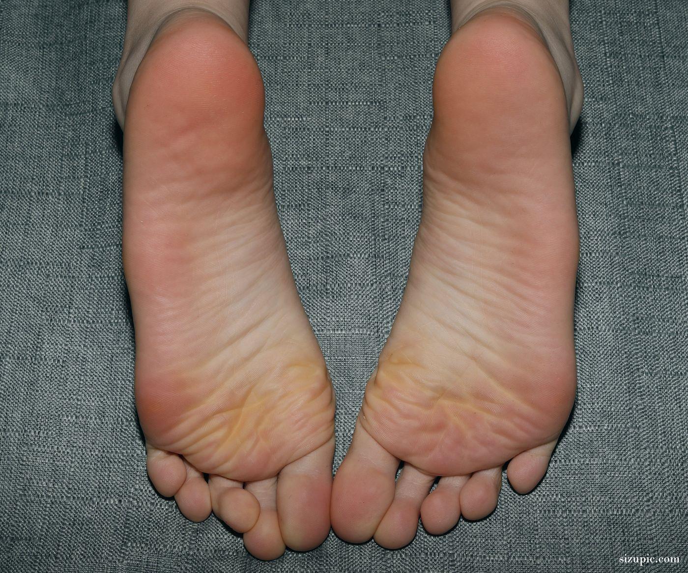 [Pary学生模拍] 046 大美女琪琪脚底大餐，近距离脚底特写，汗腺清晰可见 [96P]插图6