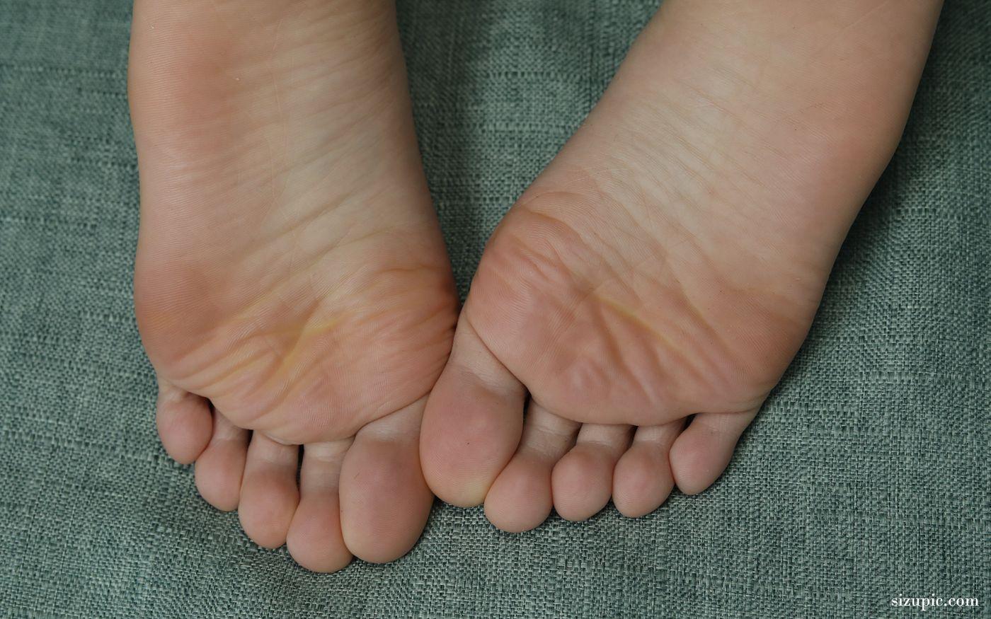 [Pary学生模拍] 046 大美女琪琪脚底大餐，近距离脚底特写，汗腺清晰可见 [96P]插图4