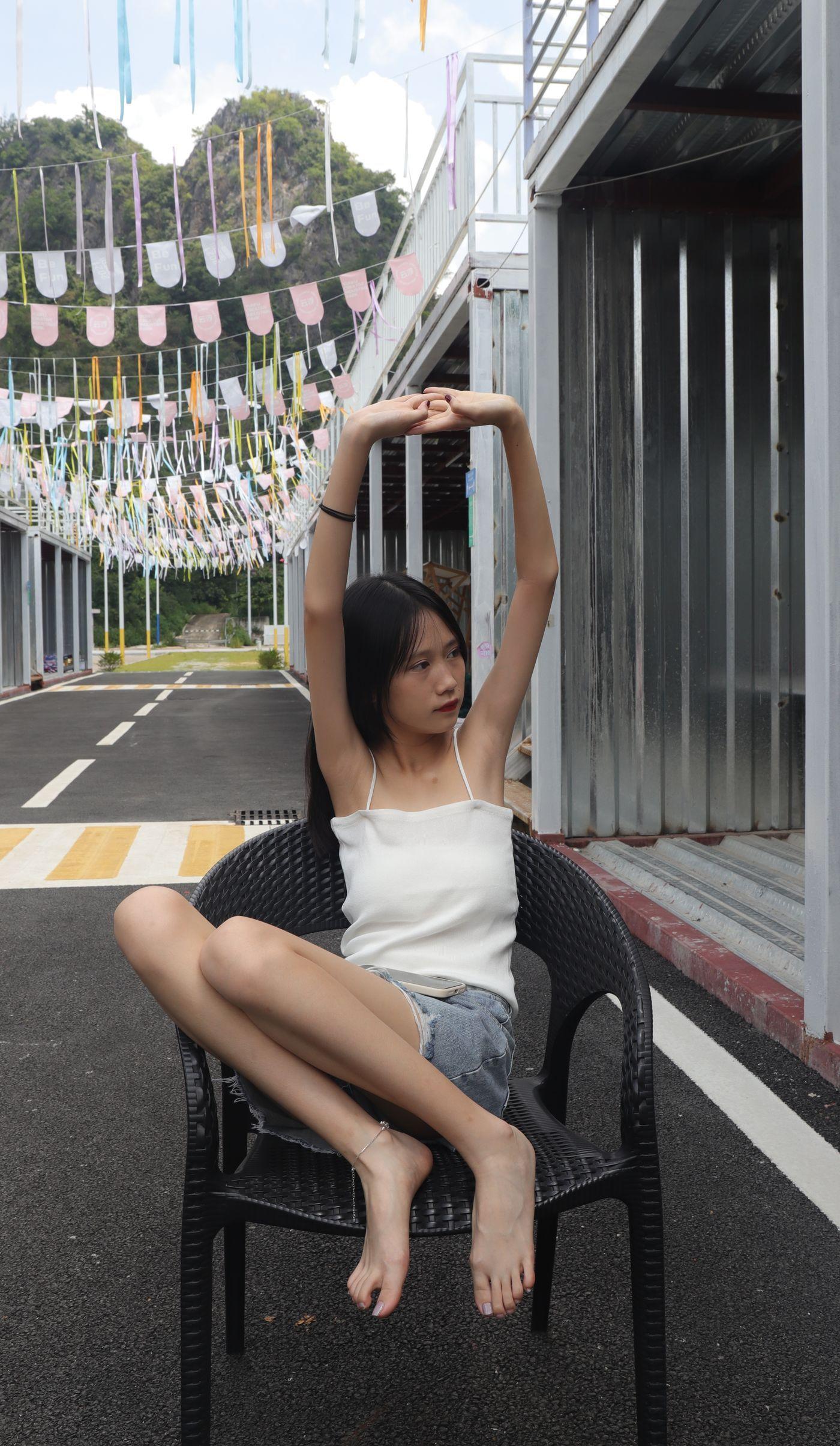 [Pary学生模拍] 005 使出混身解数终于哄得表妹拍了套吊带美脚图 [52P]插图