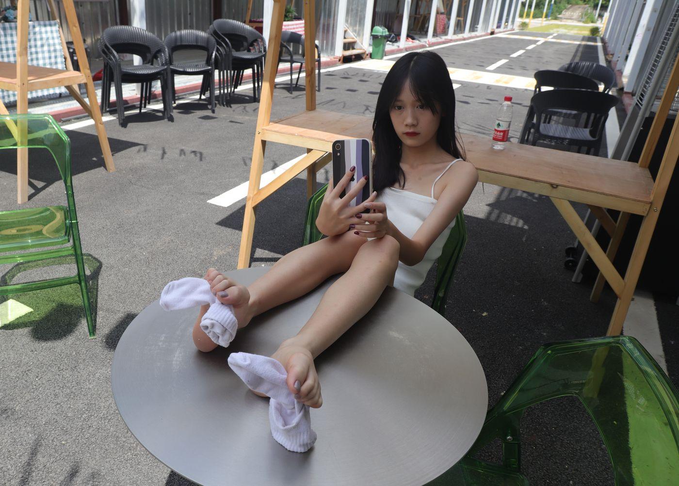 [Pary学生模拍] 005 使出混身解数终于哄得表妹拍了套吊带美脚图 [52P]插图