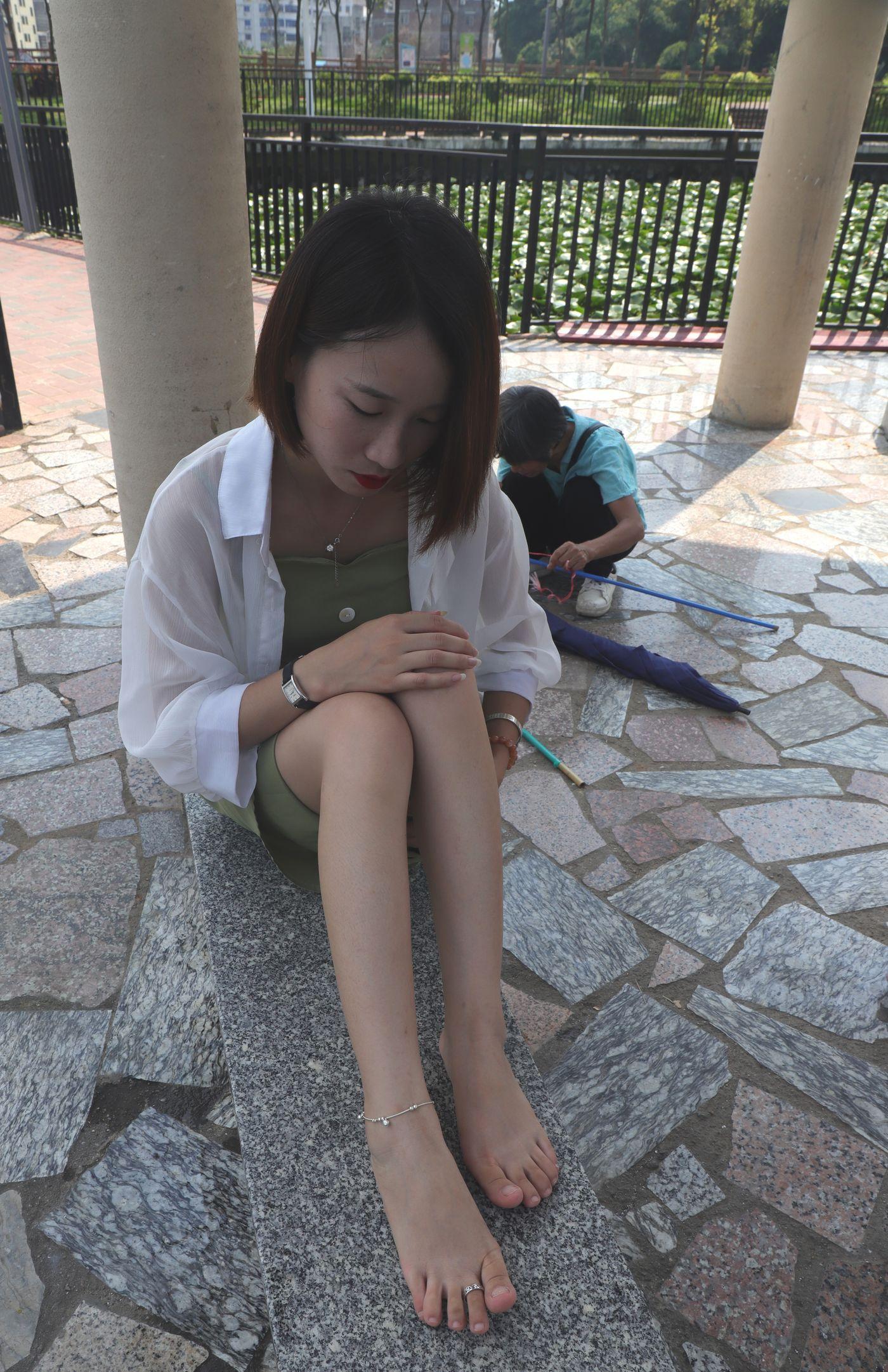 [Pary学生模拍] 006 气质美少妇嫣茹在湖中亭大方秀脚 [68P]插图1