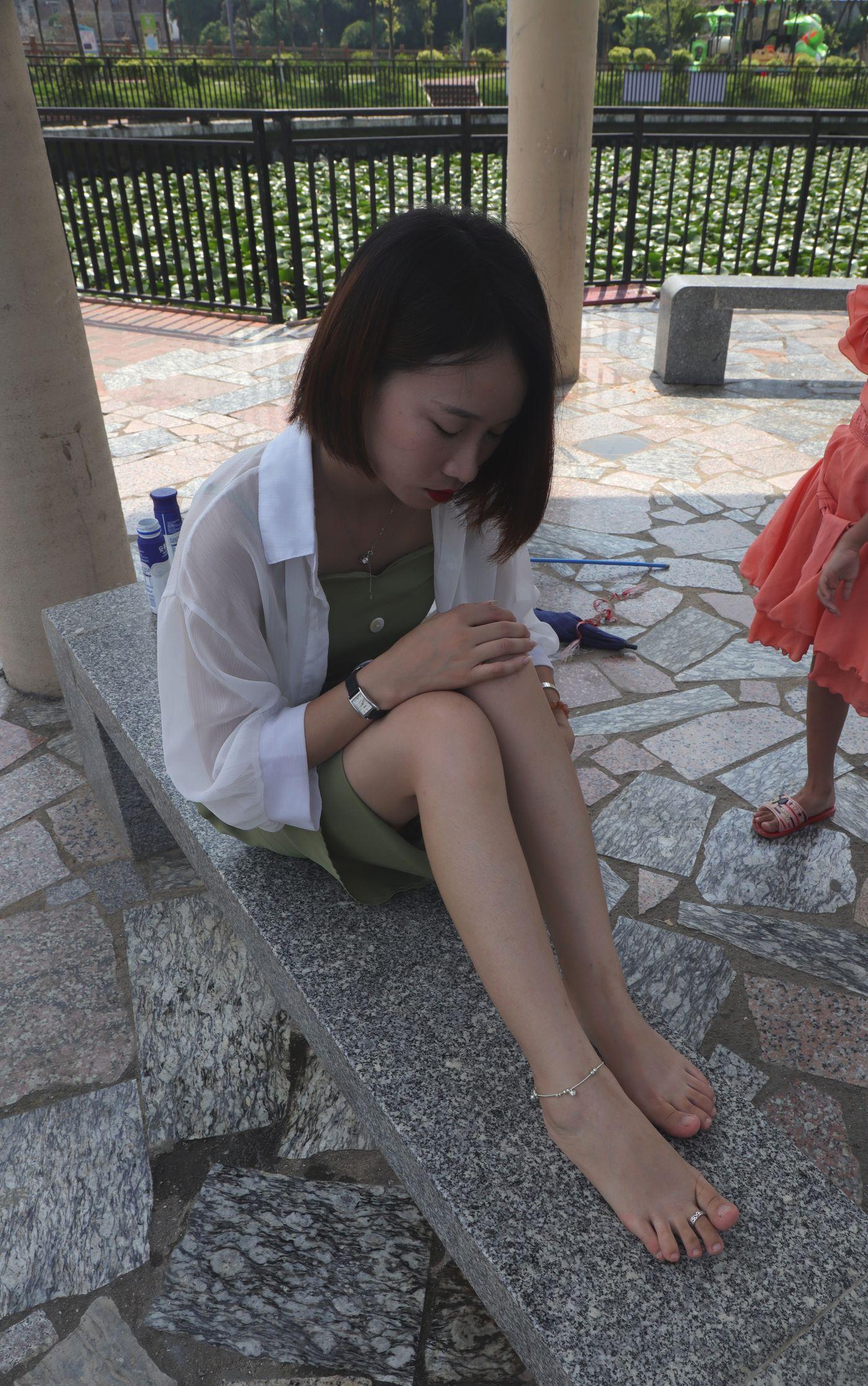 [Pary学生模拍] 006 气质美少妇嫣茹在湖中亭大方秀脚 [68P]插图2
