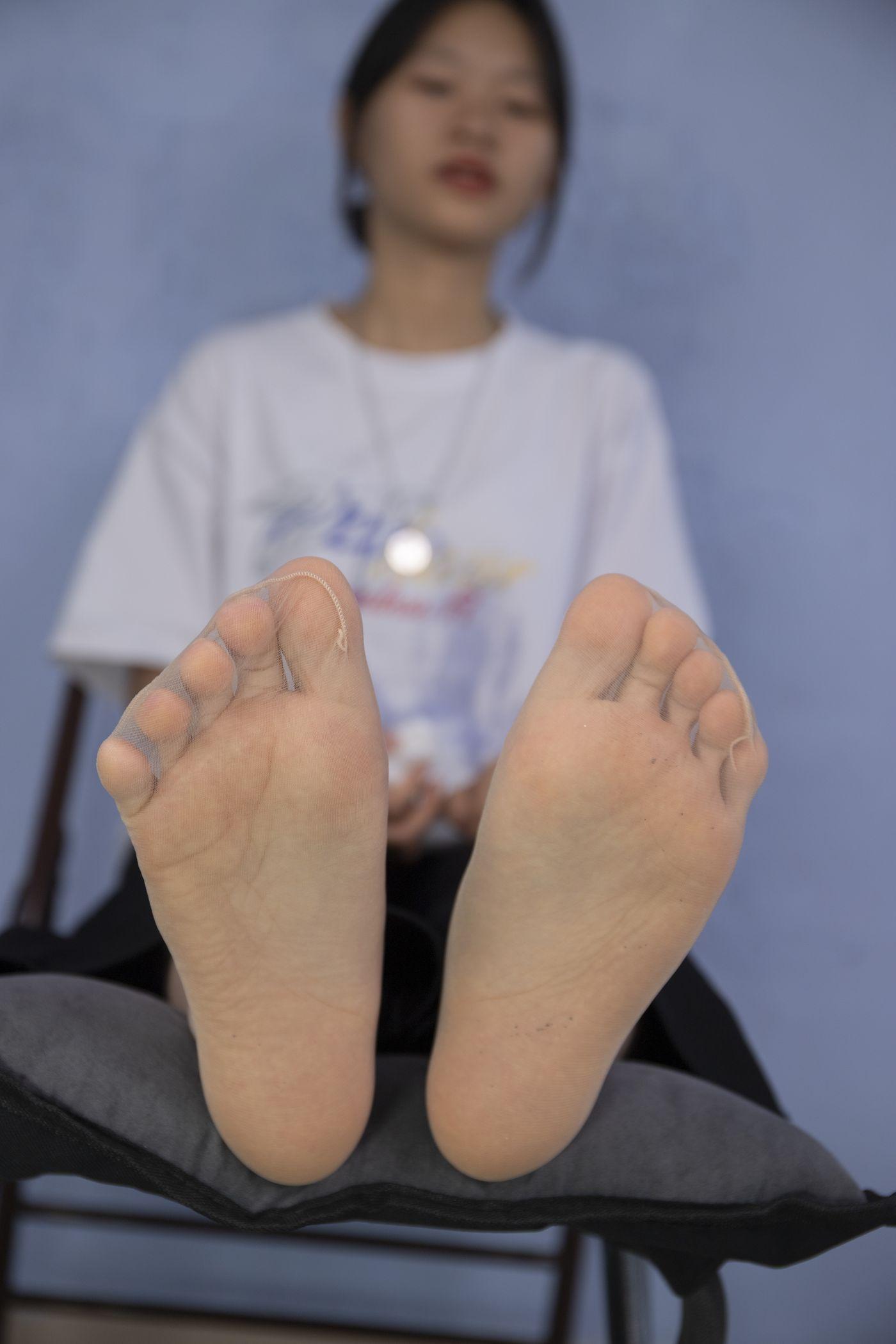 南国足艺 NO.012 琪琪性感肉丝诱惑，脚趾在丝袜的包裹下扭动！ [108P]插图6