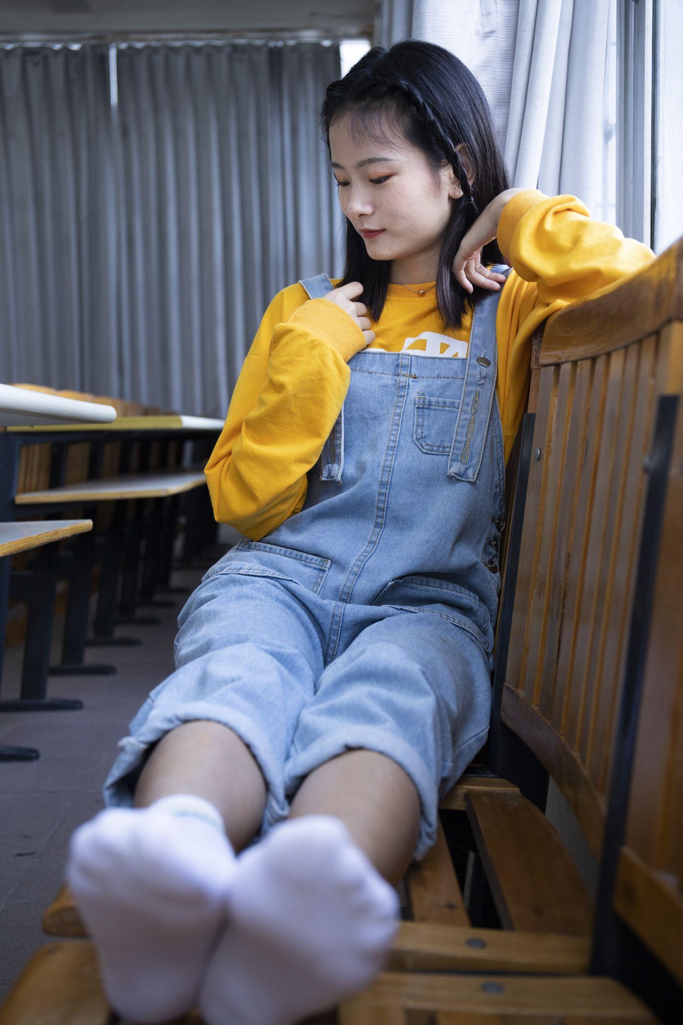 南国足艺 NO.019 刁钻的角度 四川妹子琳琳教室秀美脚 [121P]插图8