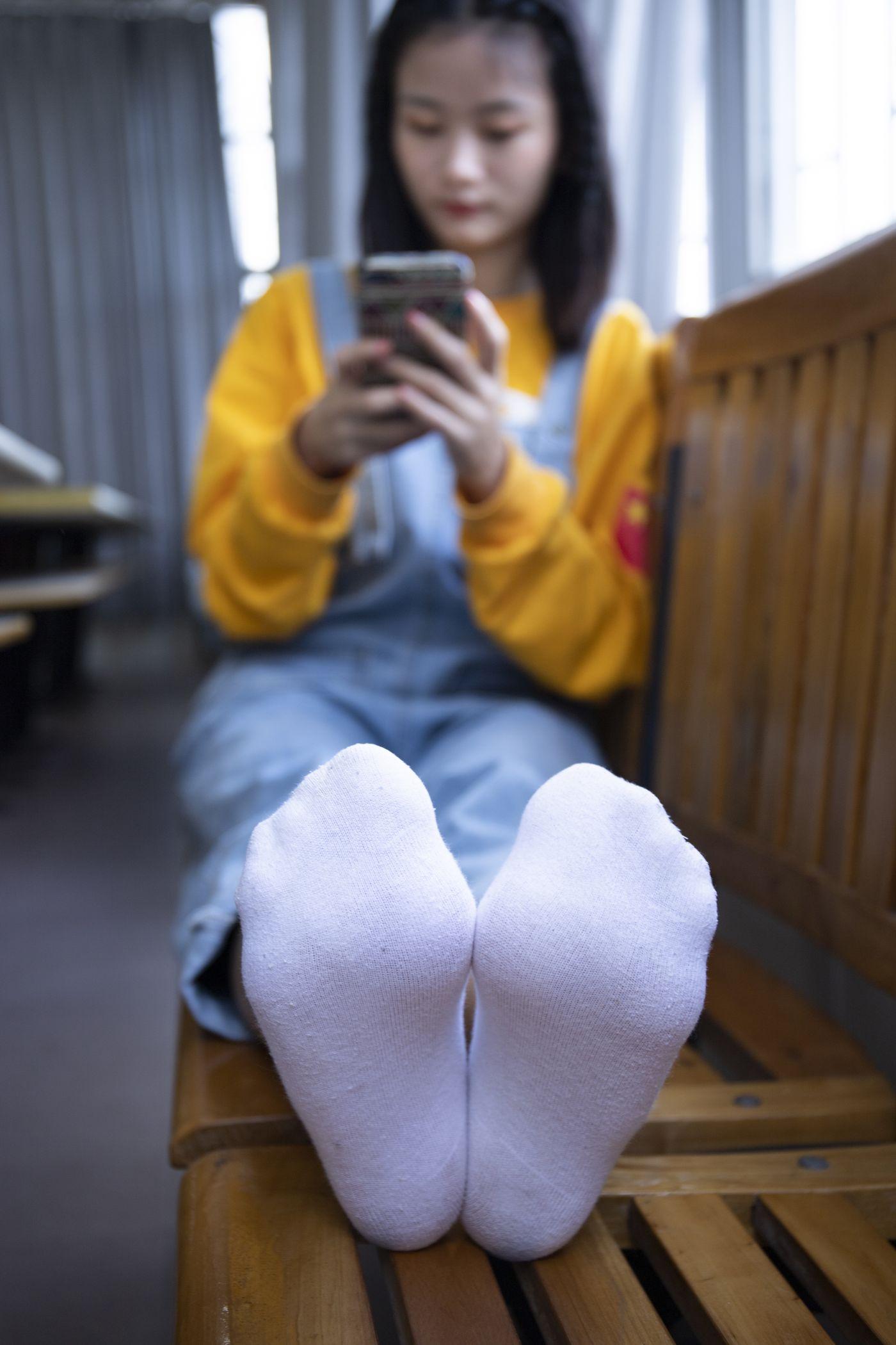 南国足艺 NO.019 刁钻的角度 四川妹子琳琳教室秀美脚 [121P]插图9