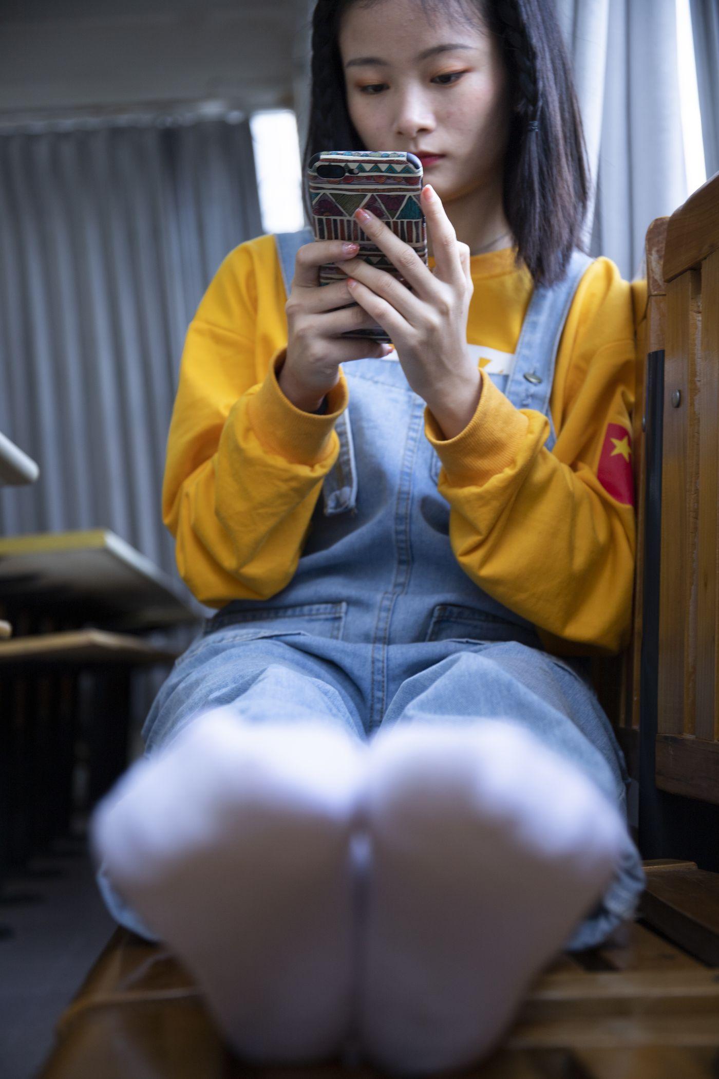 南国足艺 NO.019 刁钻的角度 四川妹子琳琳教室秀美脚 [121P]插图8