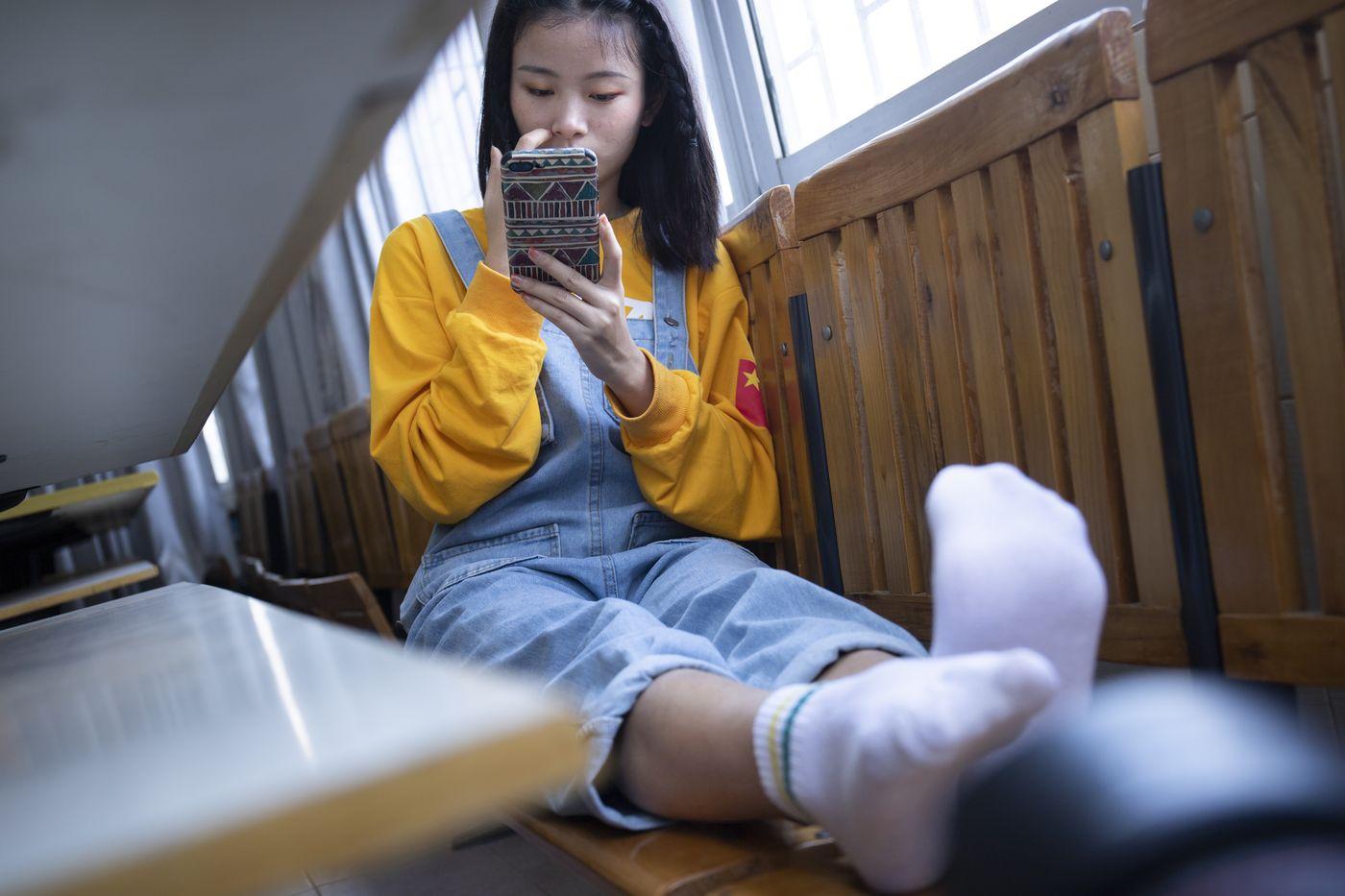 南国足艺 NO.019 刁钻的角度 四川妹子琳琳教室秀美脚 [121P]插图5