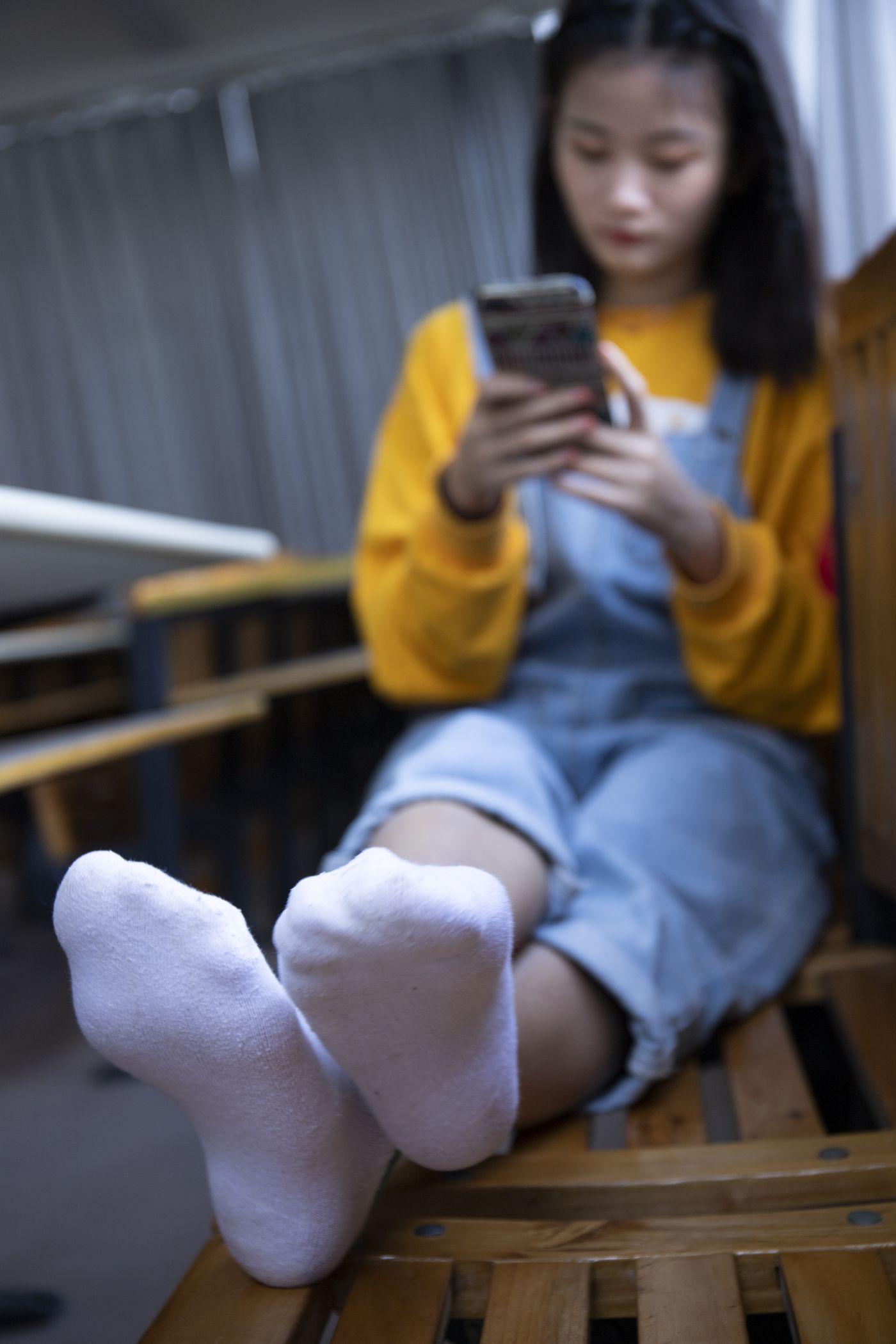 南国足艺 NO.019 刁钻的角度 四川妹子琳琳教室秀美脚 [121P]插图6