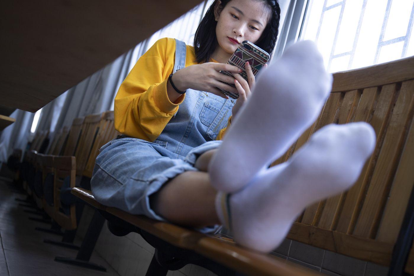 南国足艺 NO.019 刁钻的角度 四川妹子琳琳教室秀美脚 [121P]插图2