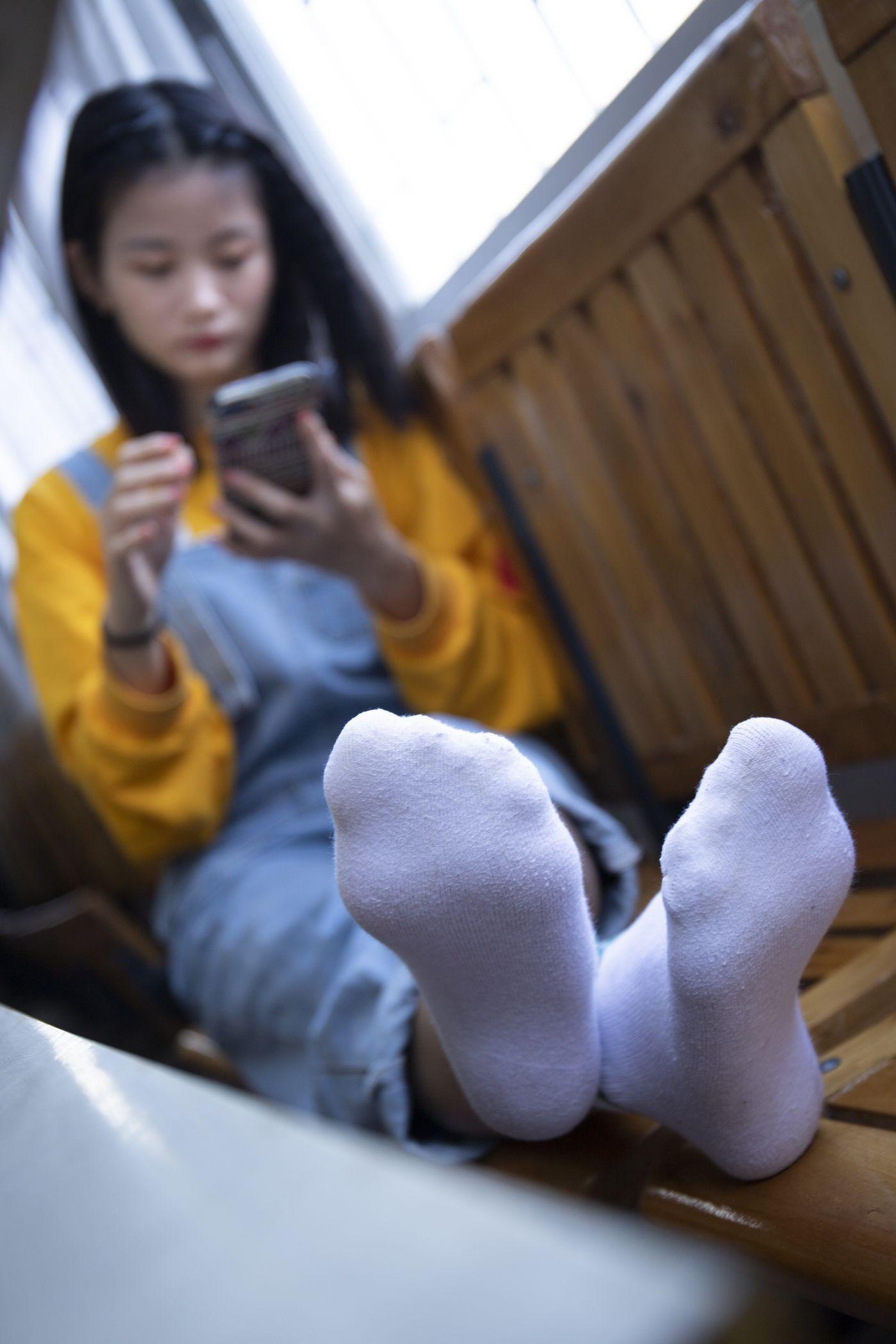 南国足艺 NO.019 刁钻的角度 四川妹子琳琳教室秀美脚 [121P]插图5