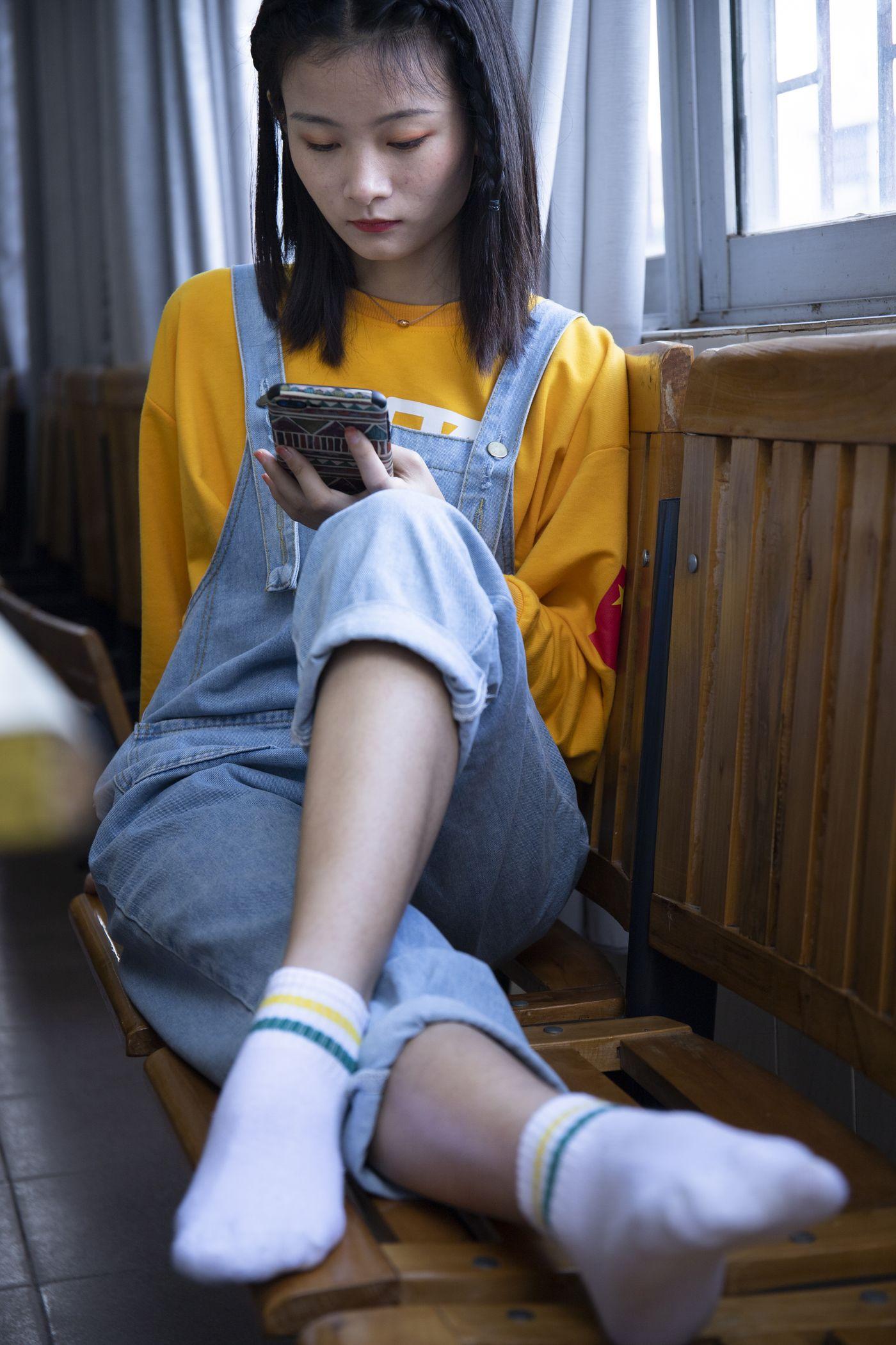 南国足艺 NO.019 刁钻的角度 四川妹子琳琳教室秀美脚 [121P]插图1