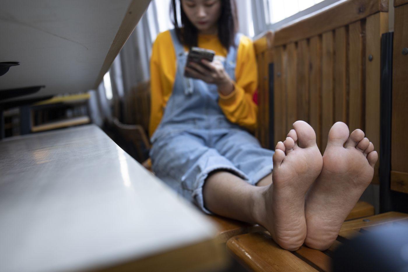 南国足艺 NO.019 刁钻的角度 四川妹子琳琳教室秀美脚 [121P]插图2