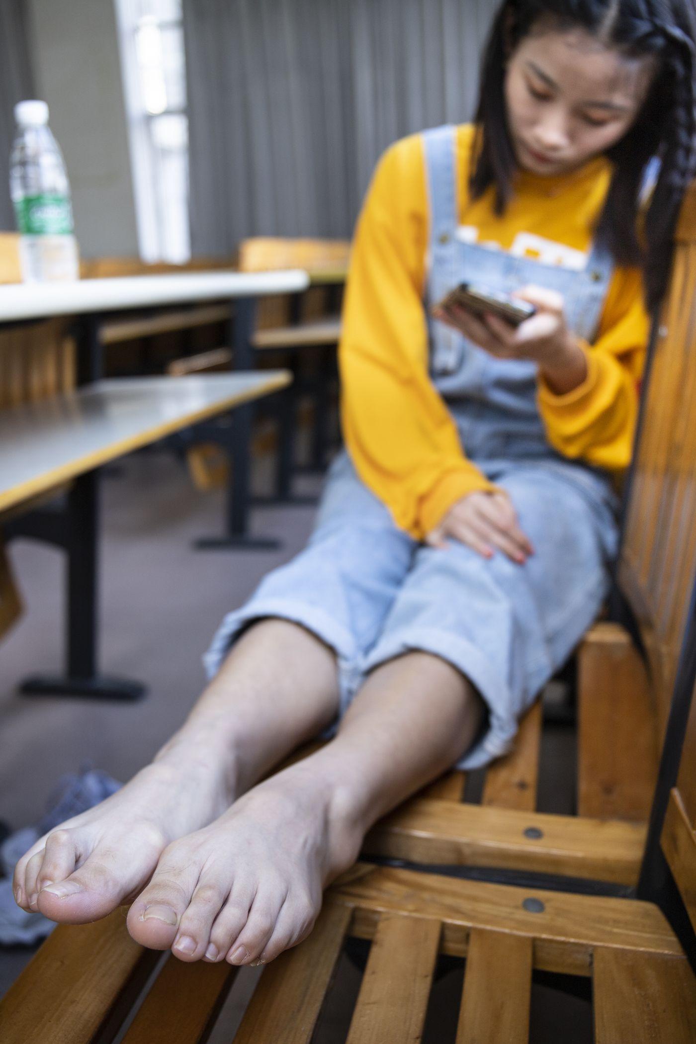 南国足艺 NO.019 刁钻的角度 四川妹子琳琳教室秀美脚 [121P]插图4