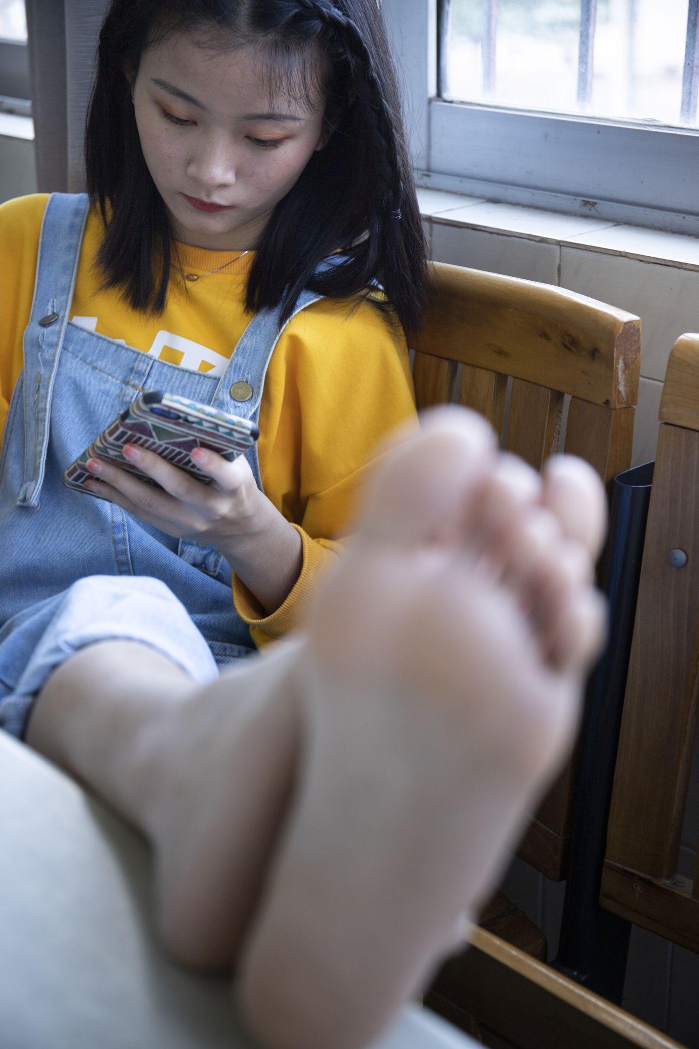 南国足艺 NO.019 刁钻的角度 四川妹子琳琳教室秀美脚 [121P]插图1