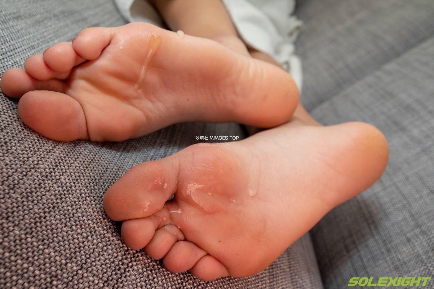 [台湾solexight足控] 14-Chi-正妹脏棉袜凉拖裸足超近特写滴精油 [118P]插图1