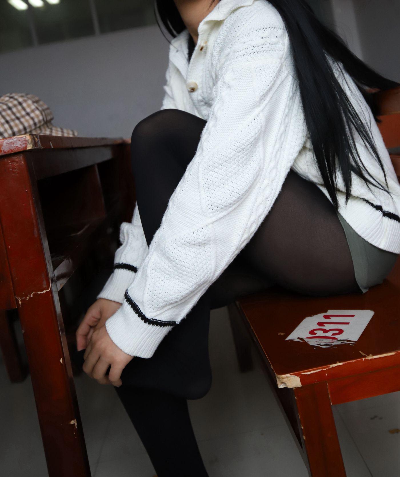 2019-11活动-大西瓜爱牙膏 2019-11月 X3 活动模特3 教室黑丝厚长袜 [155P]插图1