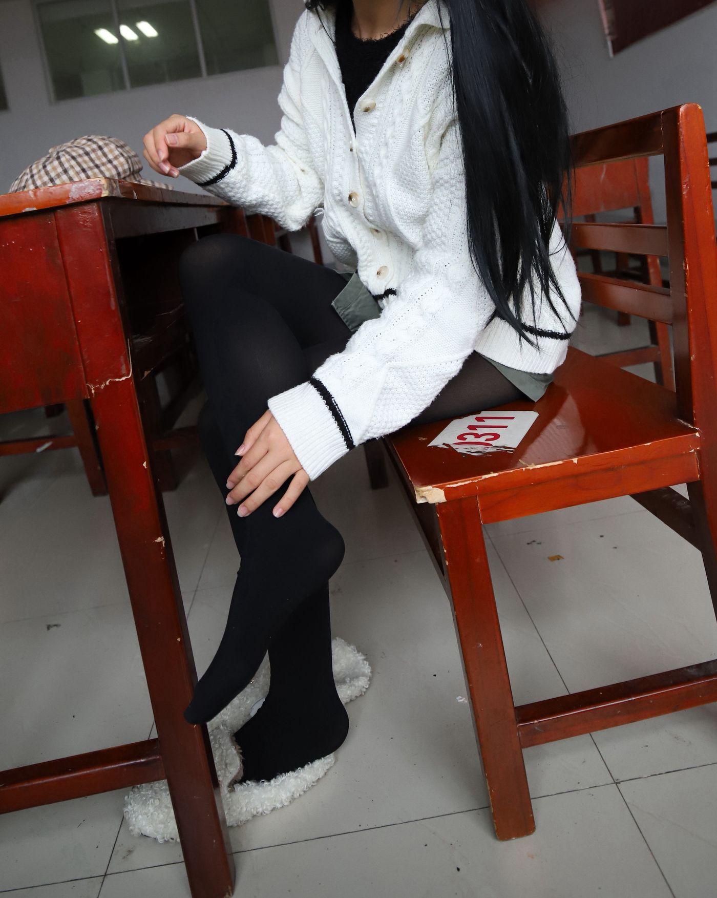 2019-11活动-大西瓜爱牙膏 2019-11月 X3 活动模特3 教室黑丝厚长袜 [155P]插图5