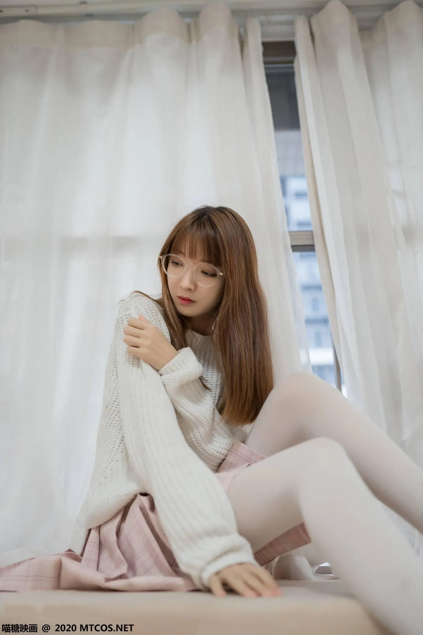 [喵糖映画] VOL.077 粉格裙的眼镜娘[44P]插图1
