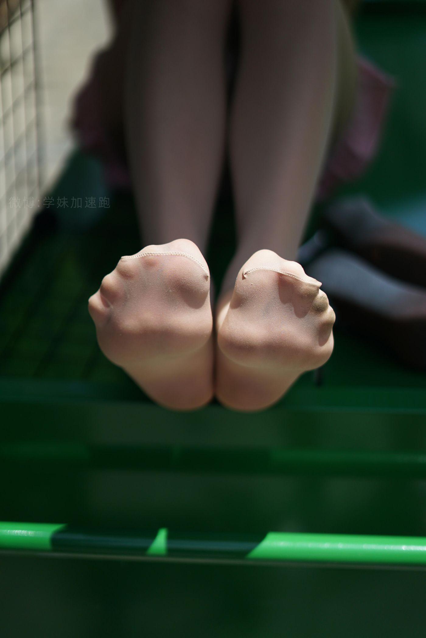 学妹加速跑 XM073《摆摊卖足艺-彤彤》[95P]插图4