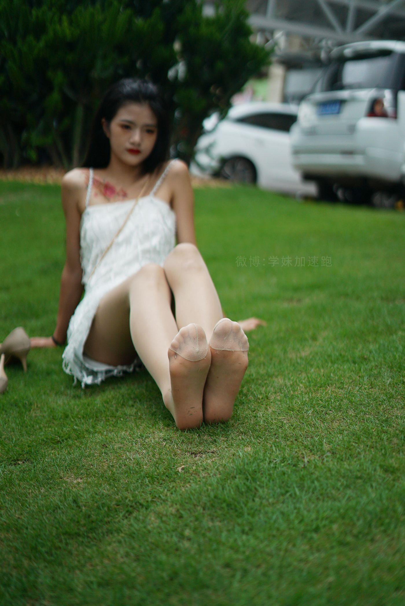 学妹加速跑 XM079《草地上的绿茶jio-鹿酱》[98P]插图2