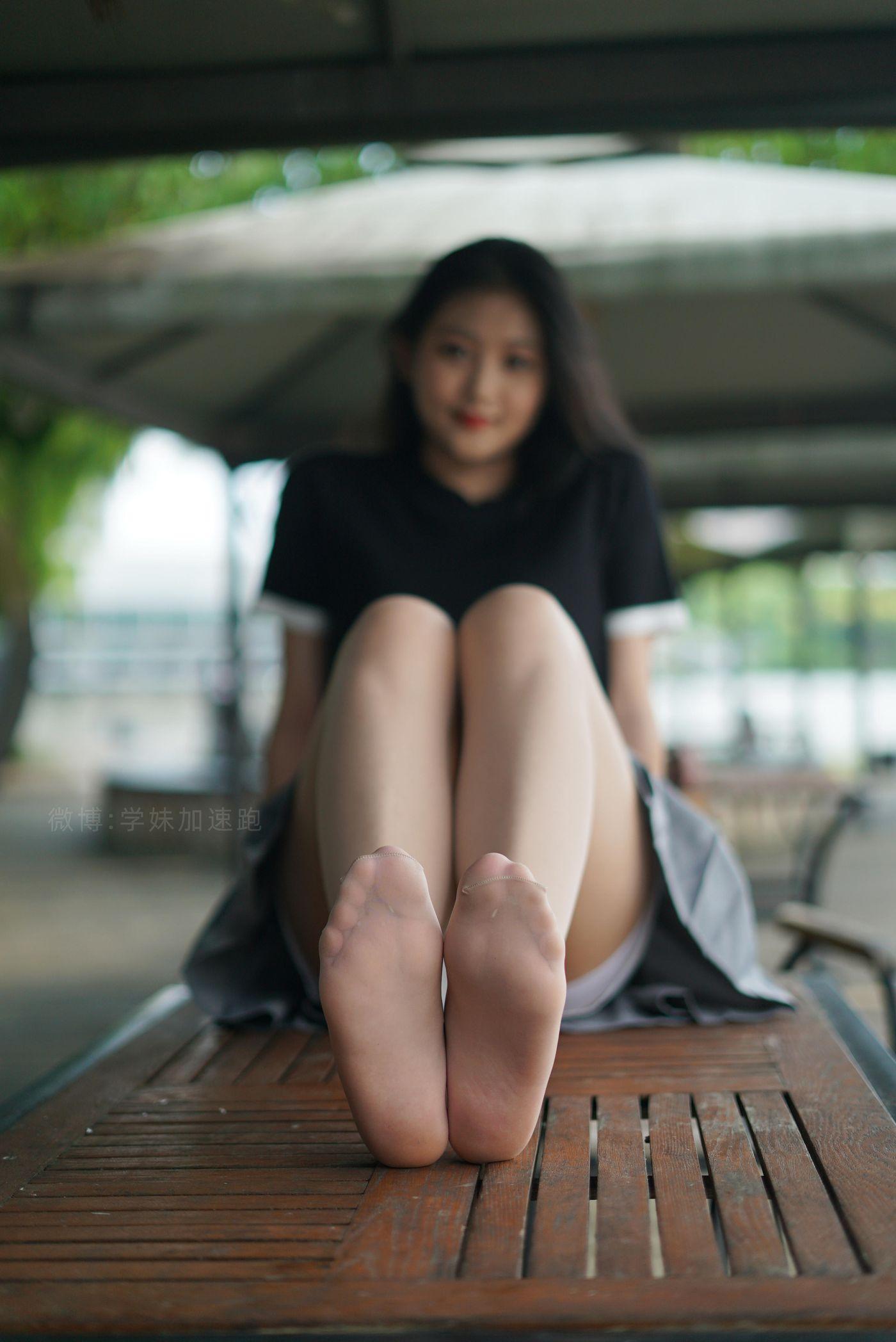 学妹加速跑 XM077《桌上起舞的彤彤》[95P]插图1