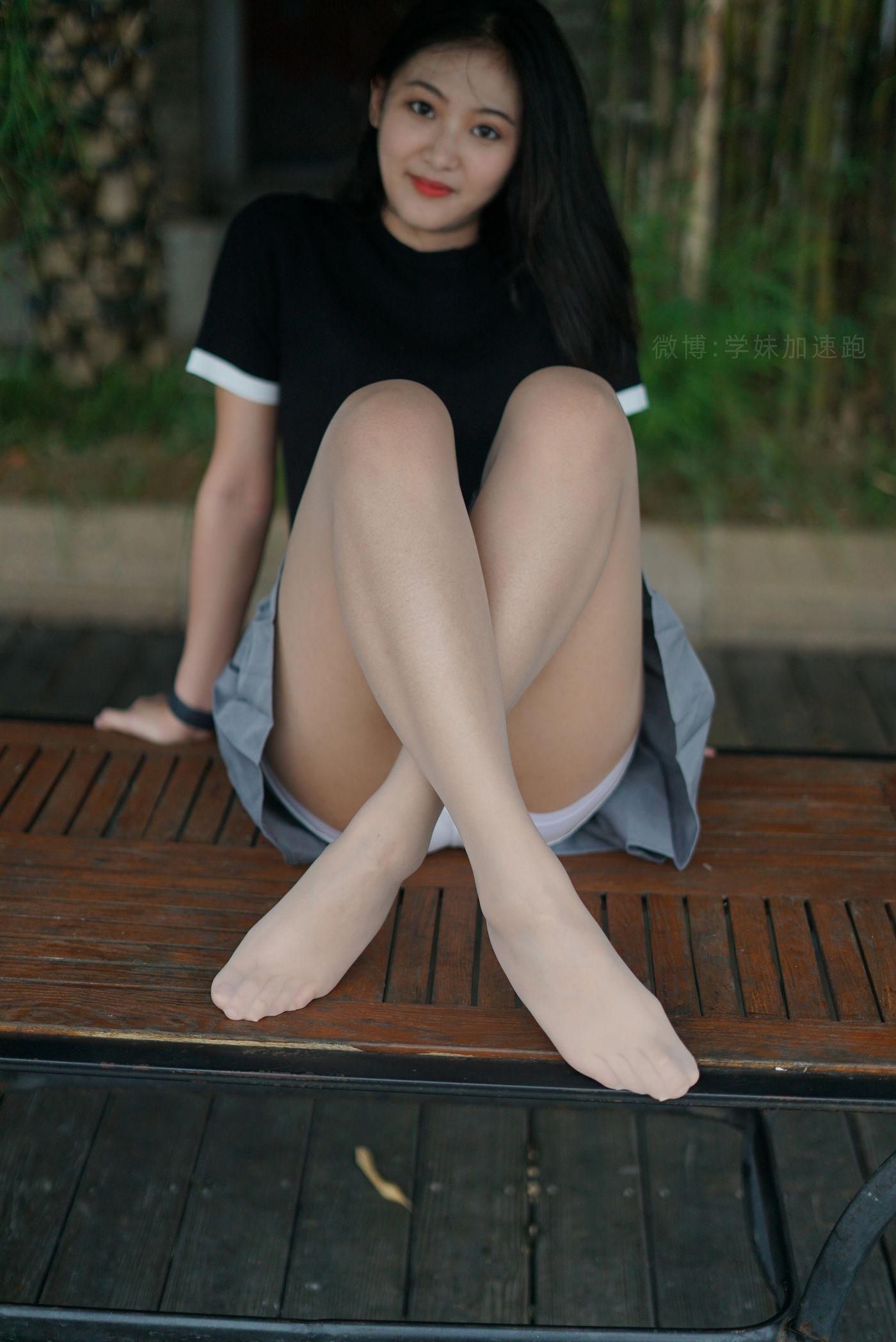 学妹加速跑 XM077《桌上起舞的彤彤》[95P]插图1