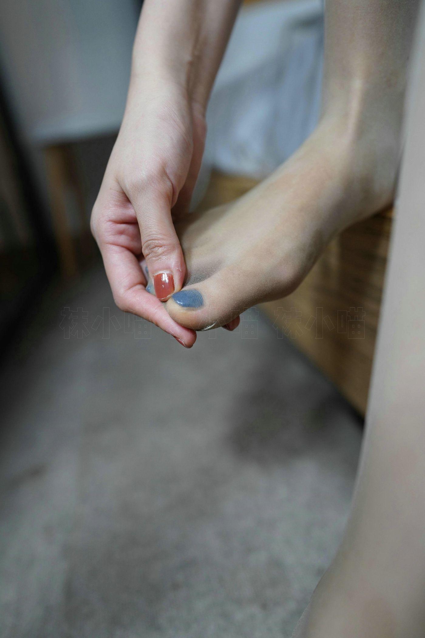 袜小喵 KT249 同事帮我修电视：下 [99P]插图5