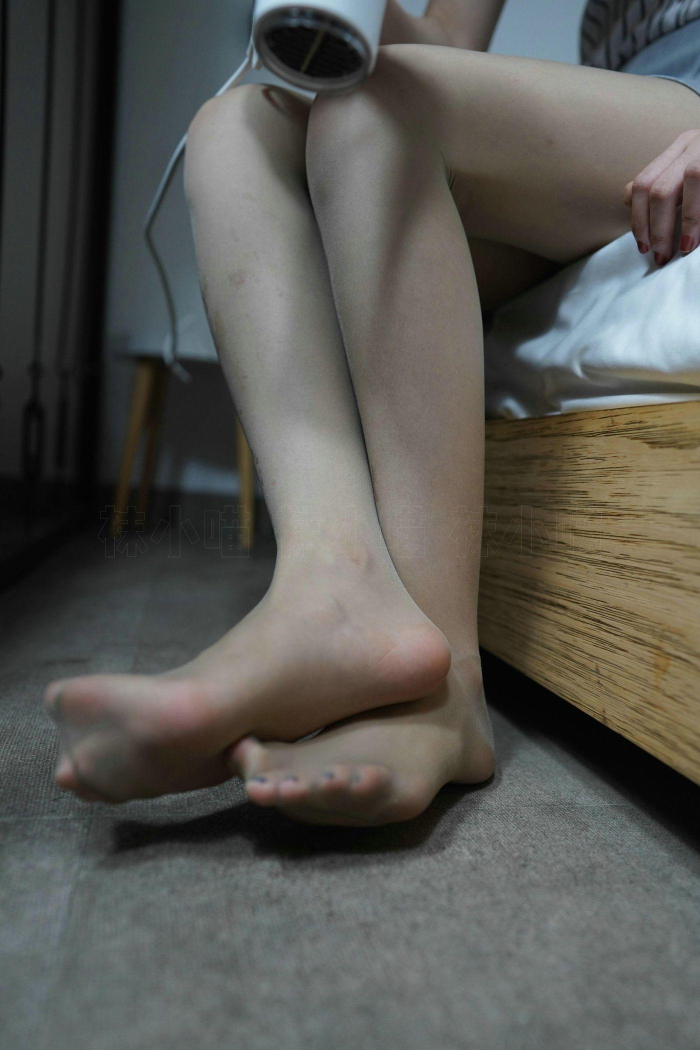袜小喵 KT249 同事帮我修电视：下 [99P]插图5