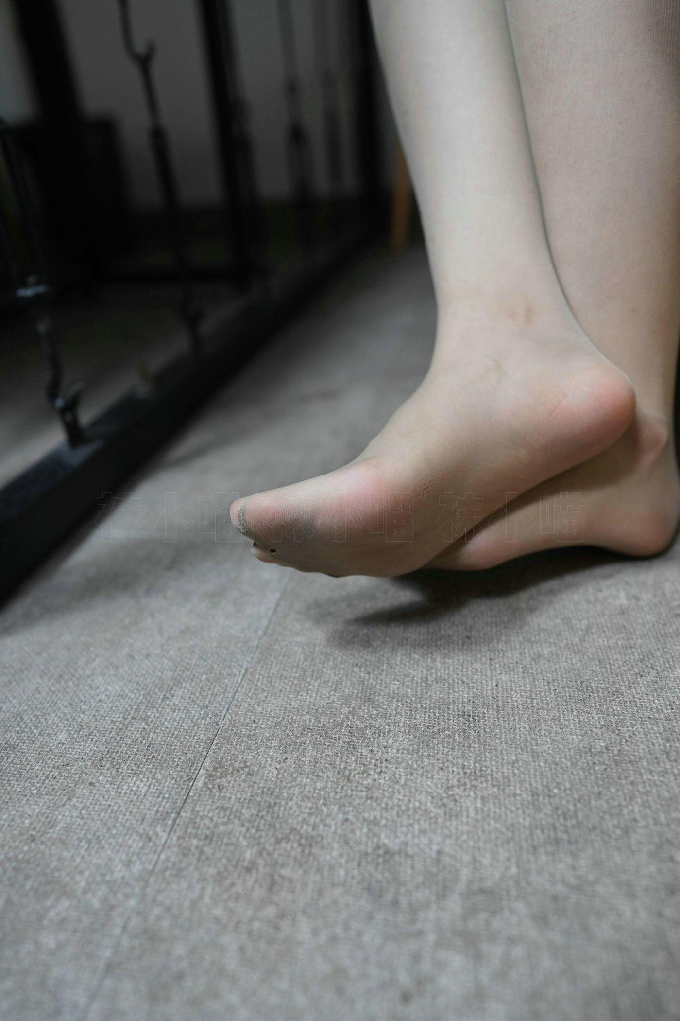 袜小喵 KT249 同事帮我修电视：下 [99P]插图7